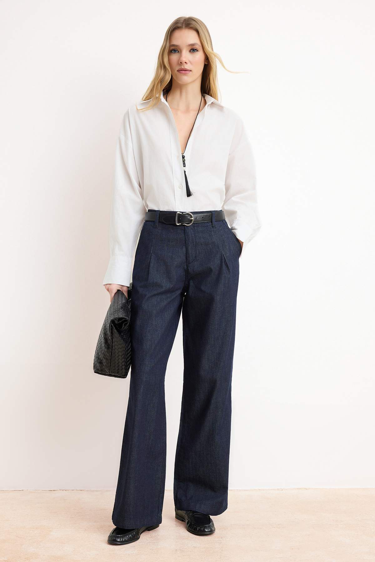 Trendyolmilla  Koyu Mavi DÖKÜMLÜ Pile Detaylı Normal Bel %100 Pamuk Wide Leg Jeans TWOSS26JE00027