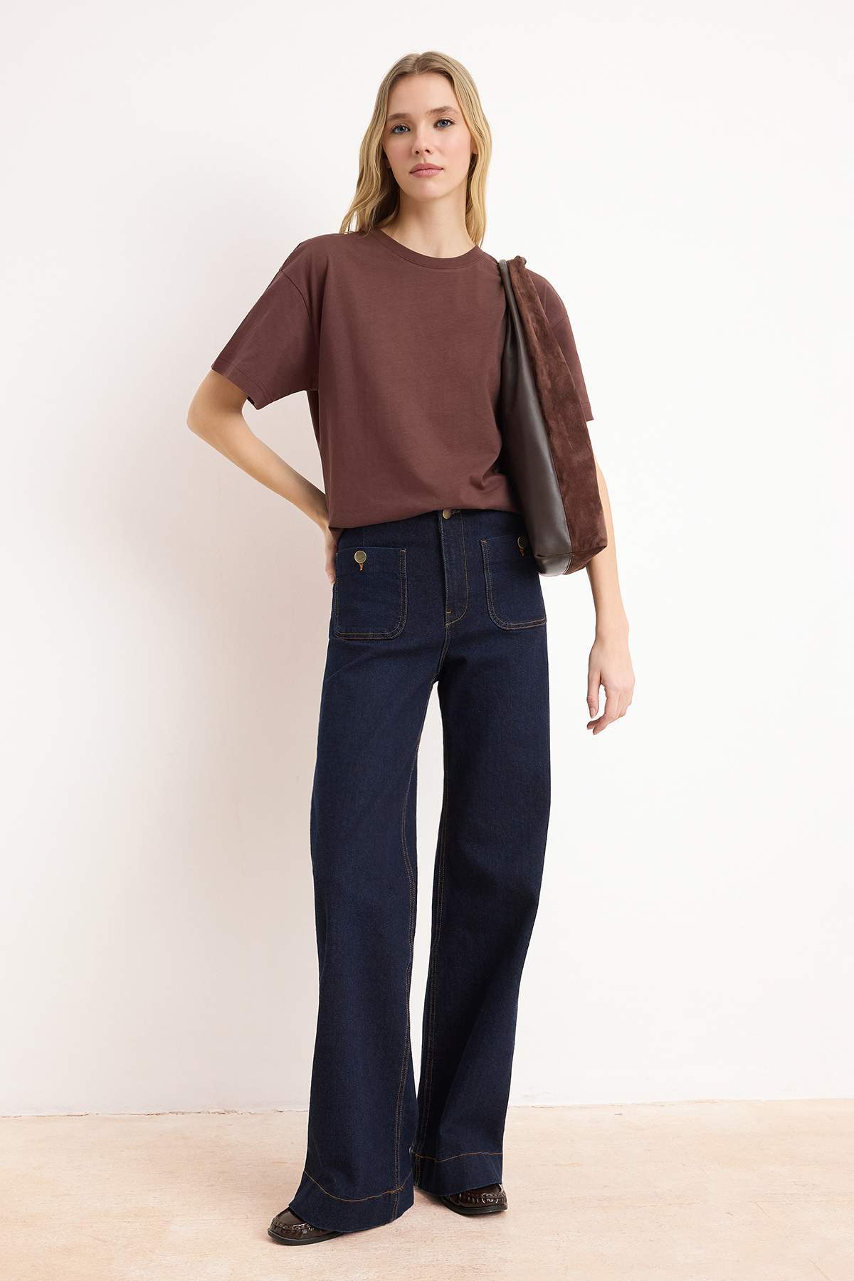Trendyolmilla Kahverengi %100 Kalın Pamuklu Oversize/Geniş Kalıp Bisiklet Yaka Örme T-Shirt TWOSS23TS00040