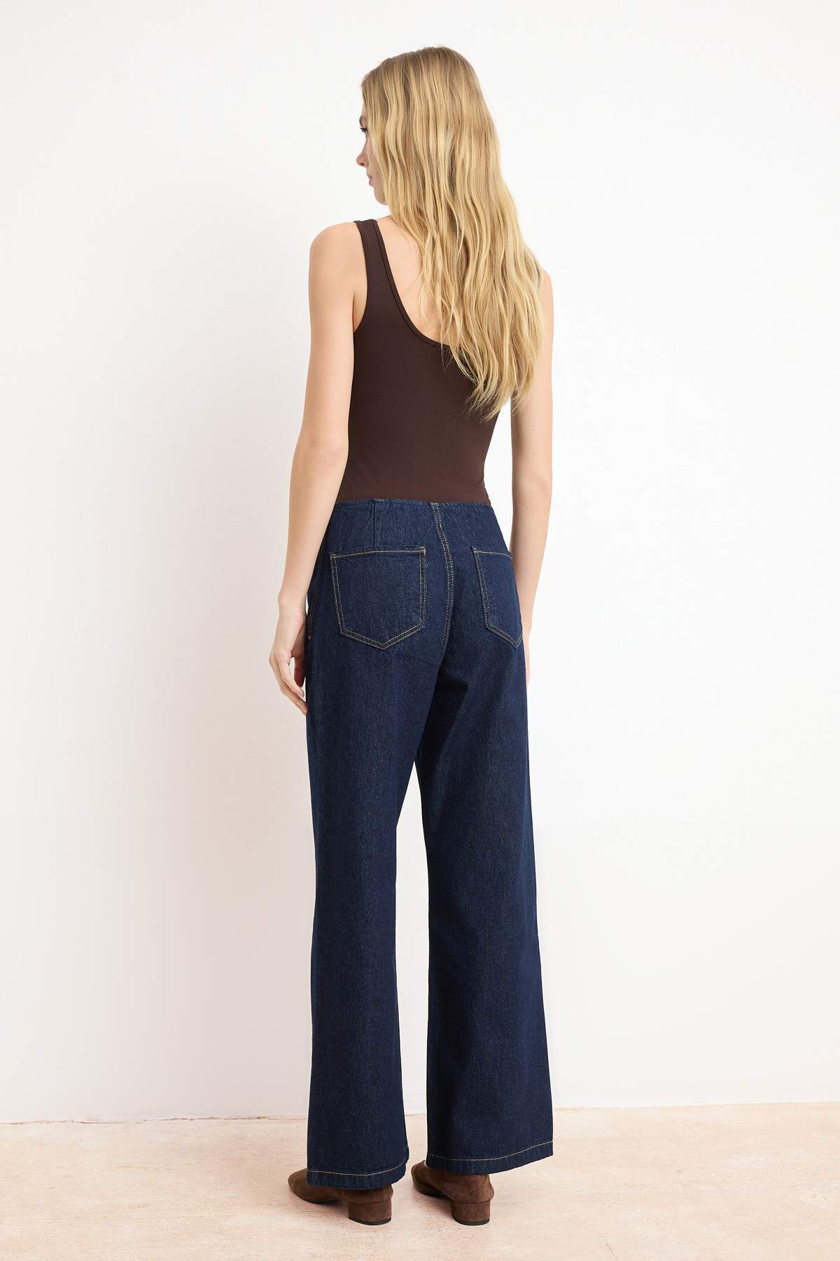 Trendyolmilla  Koyu Mavi DÖKÜMLÜ Kemer Detaylı Normal Bel %100 Pamuk Wide Leg Jeans TWOSS26JE00020 - Görsel 4