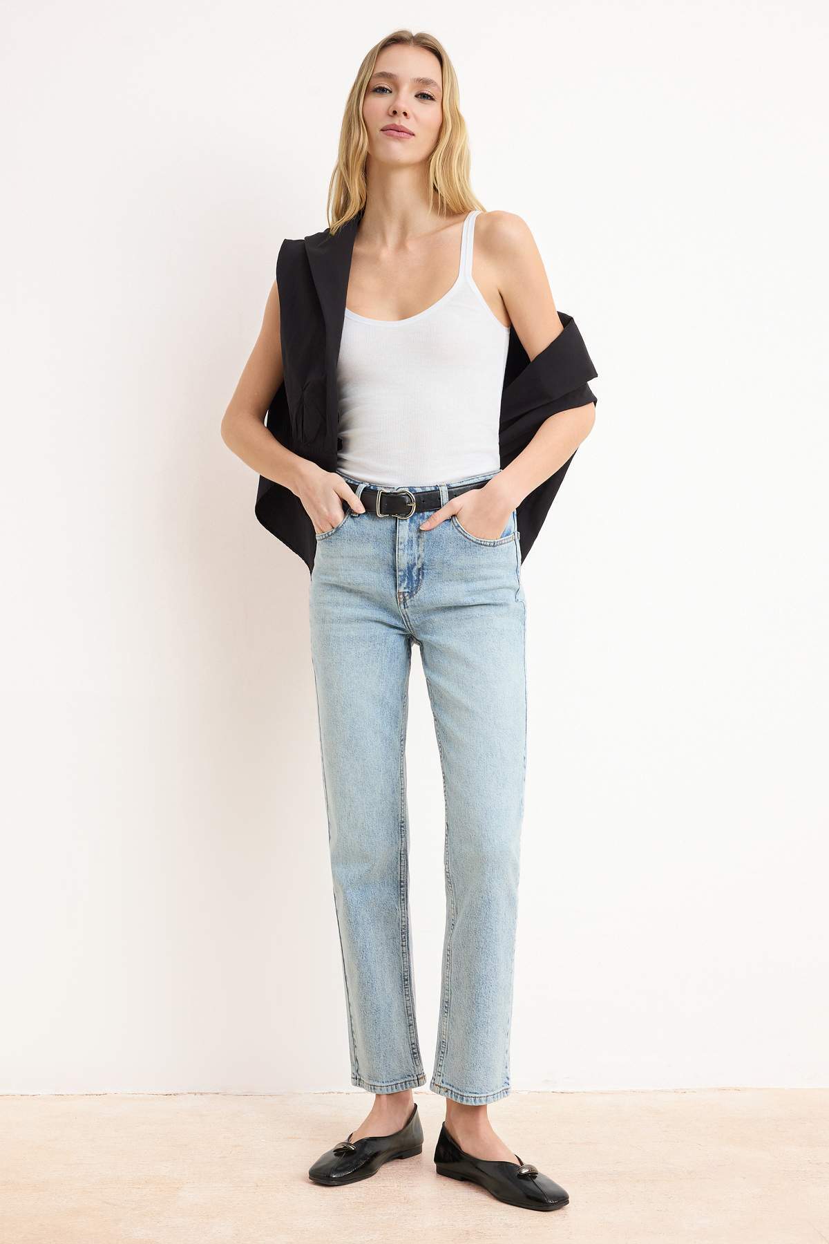 Trendyolmilla  Premium Mavi More Sustainable Özel Kumaş Yüksek Bel Az Esnek Mom Jeans TWOSS26JE00113 - Görsel 7