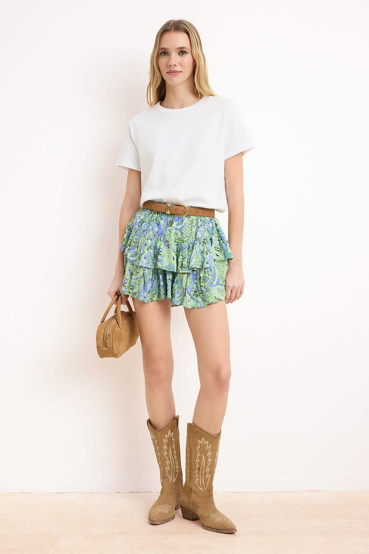 Trendyolmilla  Yağ Yeşili Şal Desen Fırfırlı Beli Lastik Detaylı Viskon Dokuma Şort TWOSS24SR00053