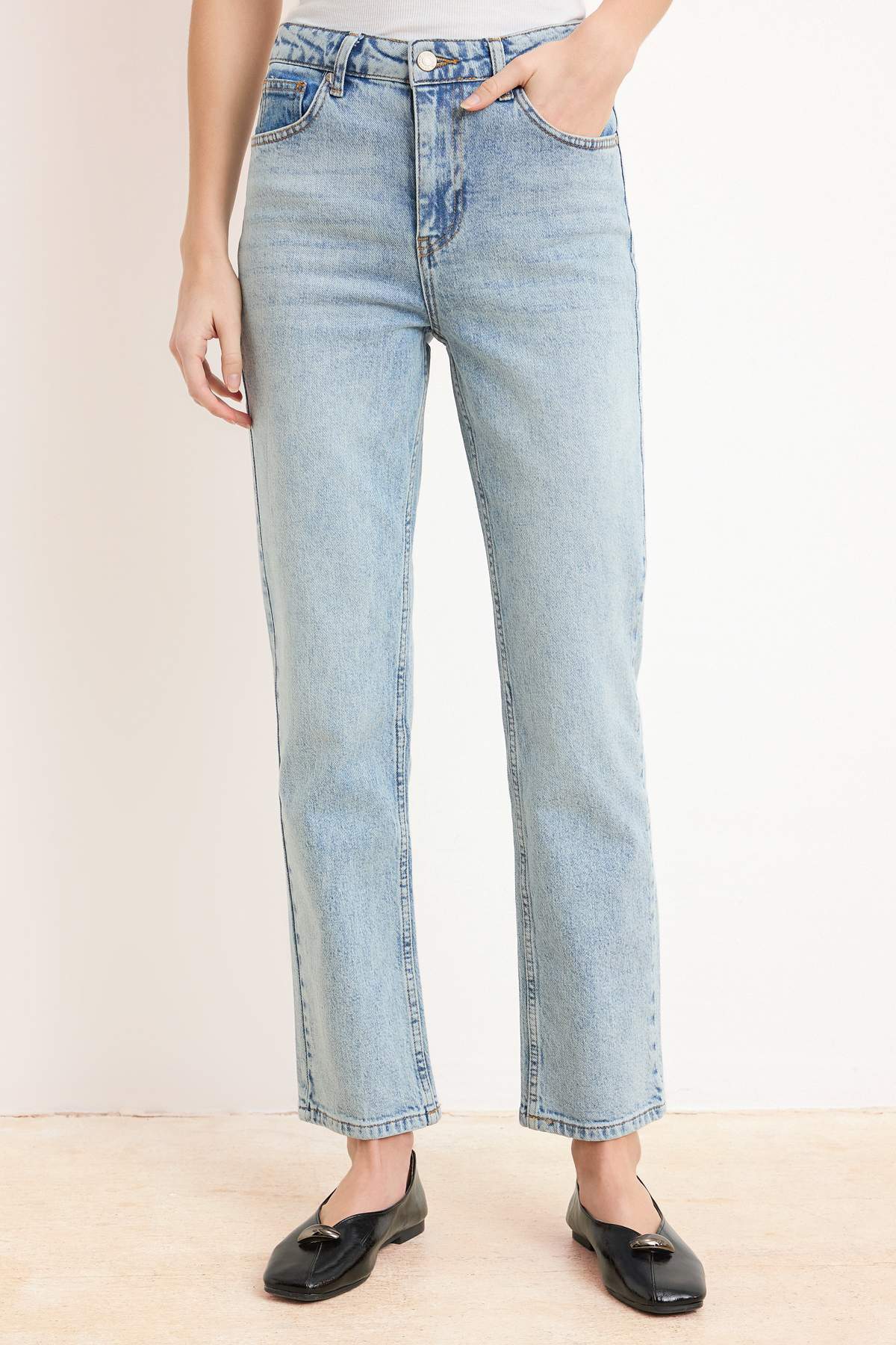 Trendyolmilla  Premium Mavi More Sustainable Özel Kumaş Yüksek Bel Az Esnek Mom Jeans TWOSS26JE00113 - Görsel 9