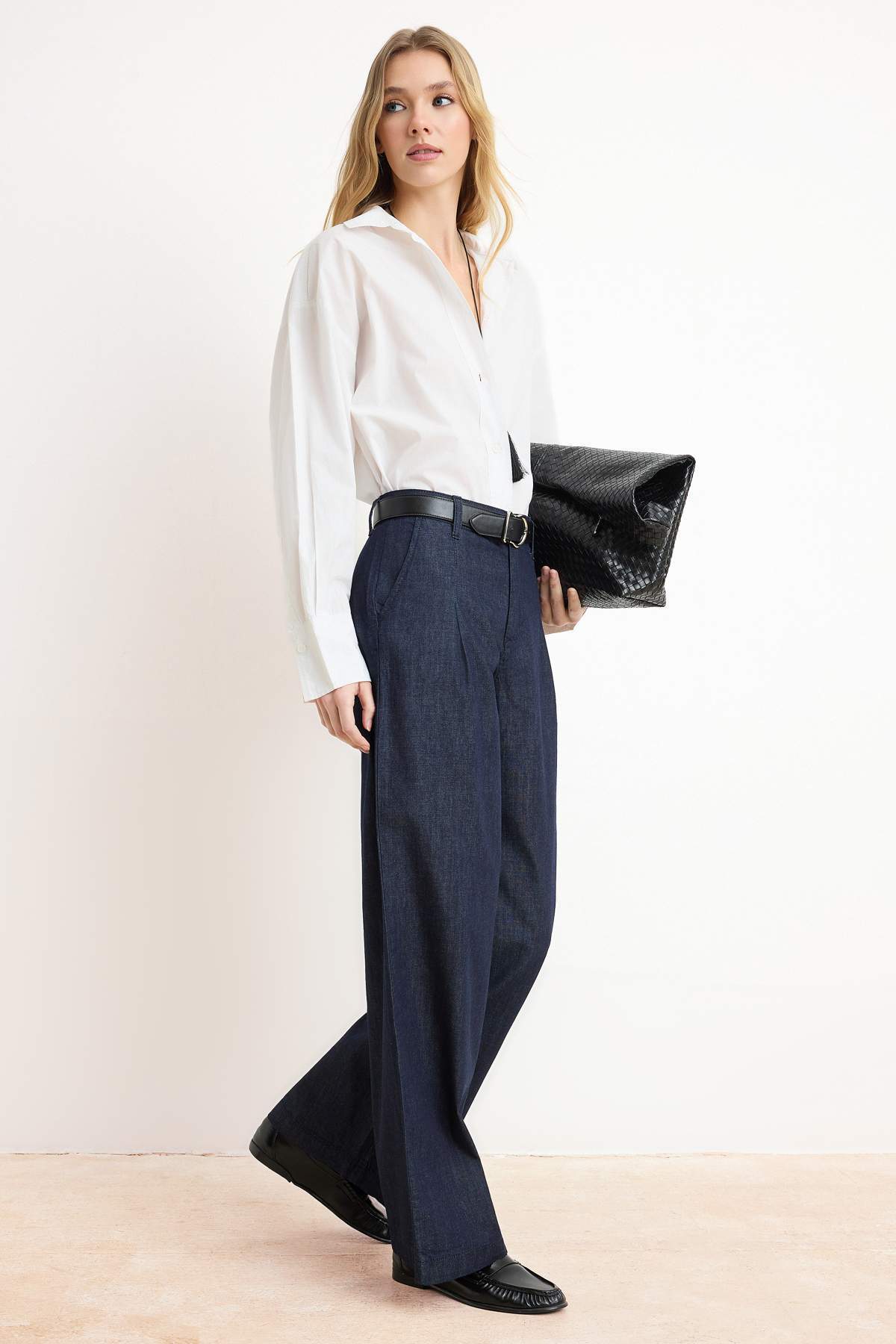 Trendyolmilla  Koyu Mavi DÖKÜMLÜ Pile Detaylı Normal Bel %100 Pamuk Wide Leg Jeans TWOSS26JE00027 - Görsel 2