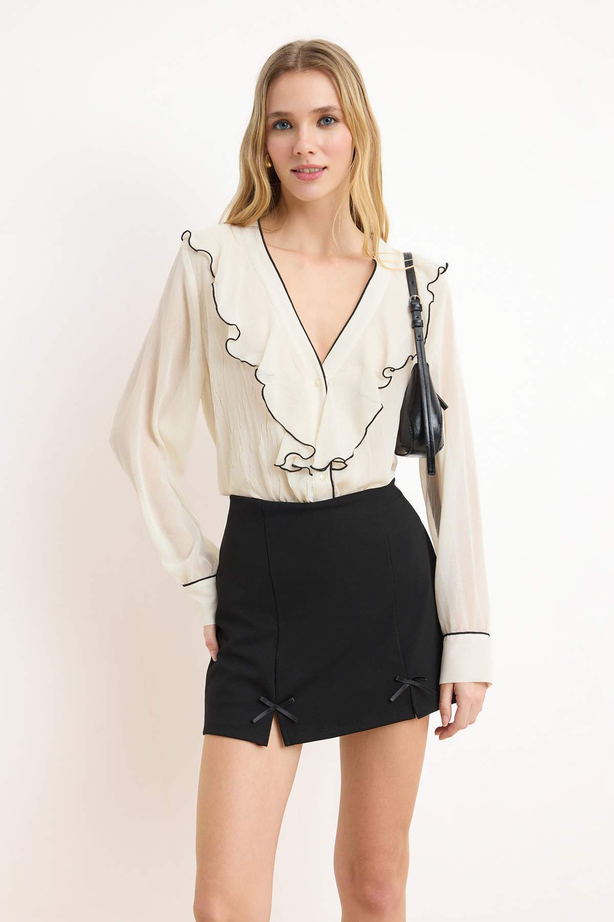 Trendyol Collection Mini spódniczka dzianinowa krótka - czarna, z kokardą i r...