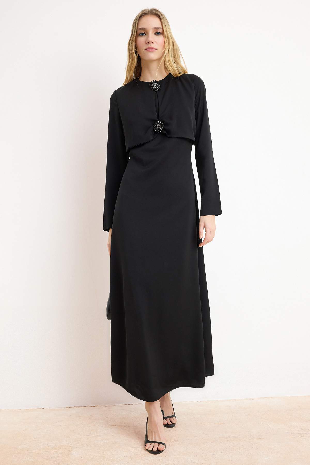 Trendyol Modest Schwarzes A-Linien-Abendkleid aus gewebtem Satin mit Broschen...