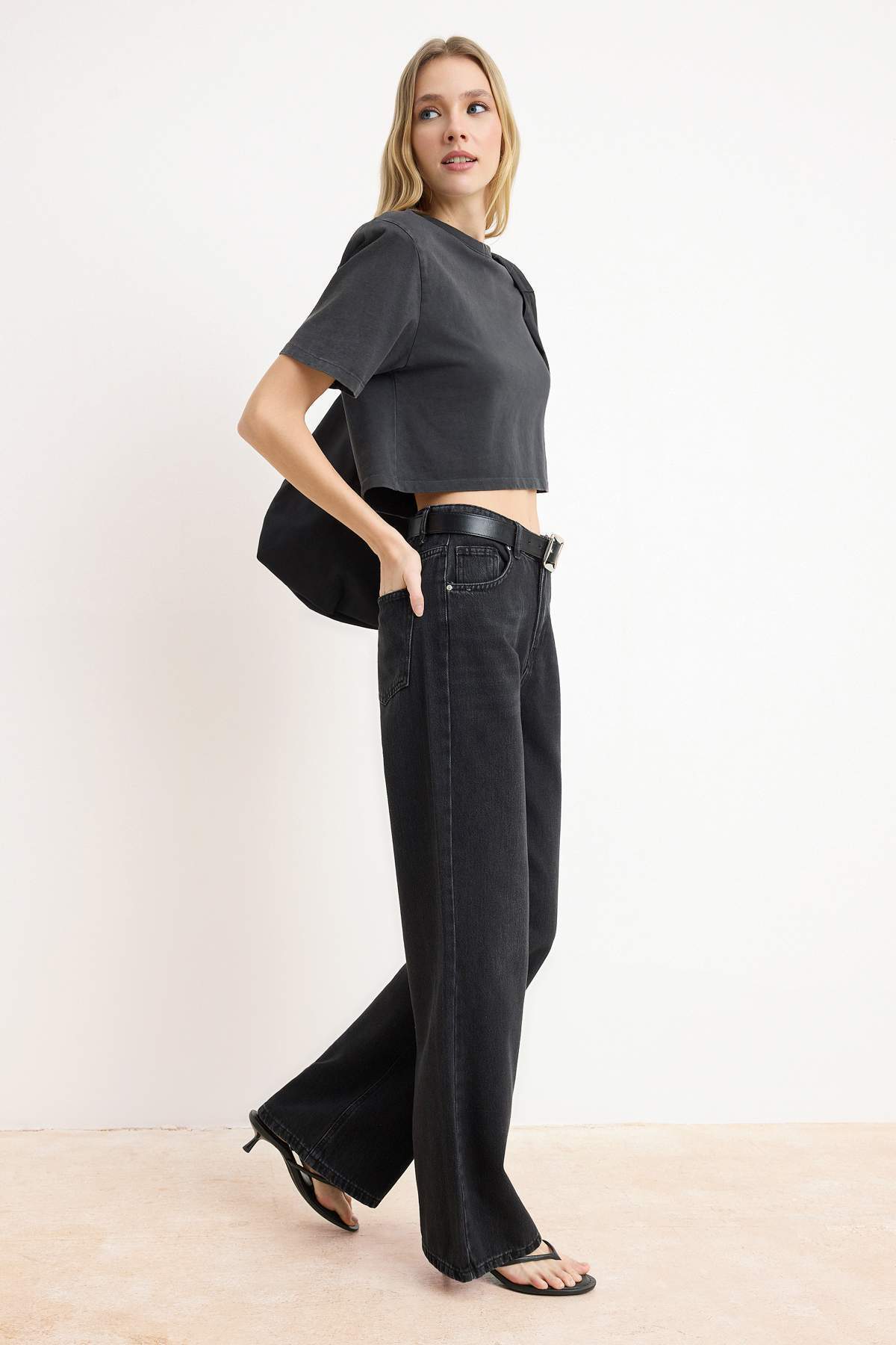 Trendyolmilla  Siyah More Sustainable YUMUŞACIK Tencel Karışımlı Yüksek Bel Wide Leg Jeans TWOSS26JE00137 - Görsel 2