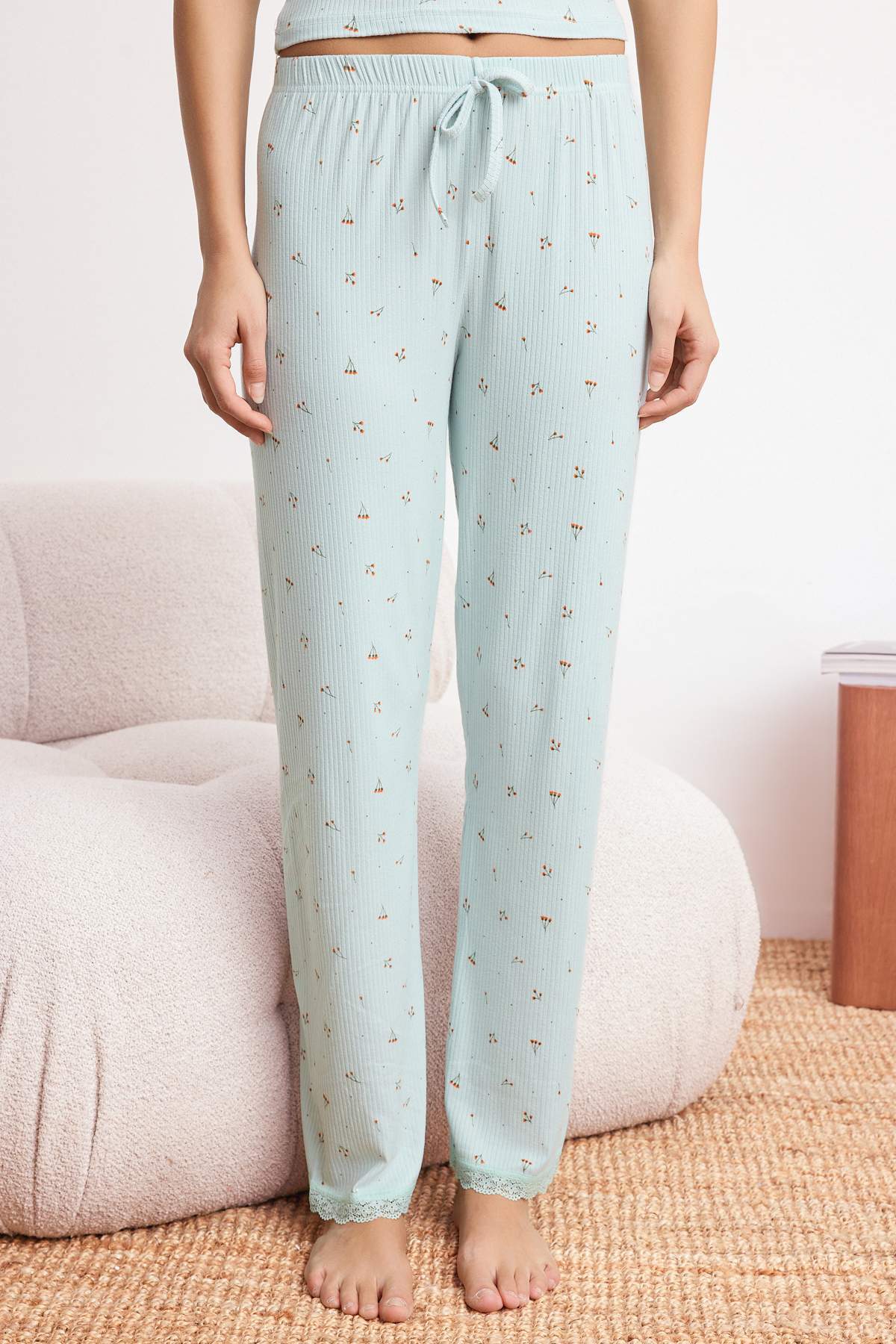 Trendyolmilla  Mint Çiçek Desenli Dantelli Fitilli Örme Pijama Takımı THMSS26PT00084 - Görsel 3