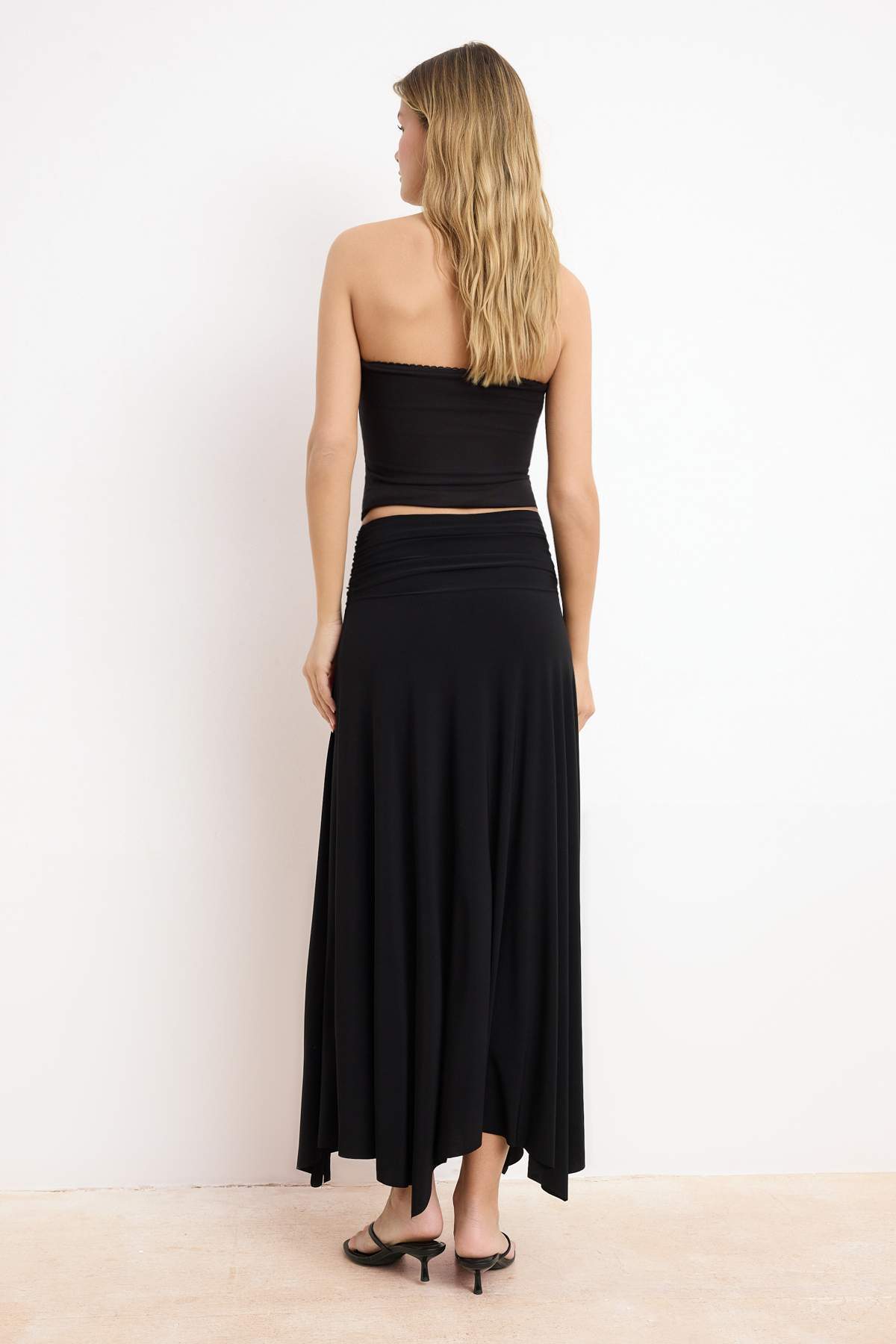 Trendyolmilla  Siyah Bel Detaylı Yırtmaçlı Esnek Örme Maxi Etek TWOSS25ET00068 - Görsel 4