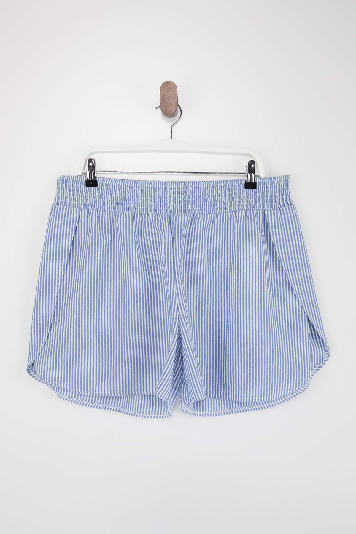 Trendyolmilla  Plaj Giyim Mavi Çizgili Gofre Dokulu Kumaş Büyük Beden Plaj Şortu TBBSS26AP00007