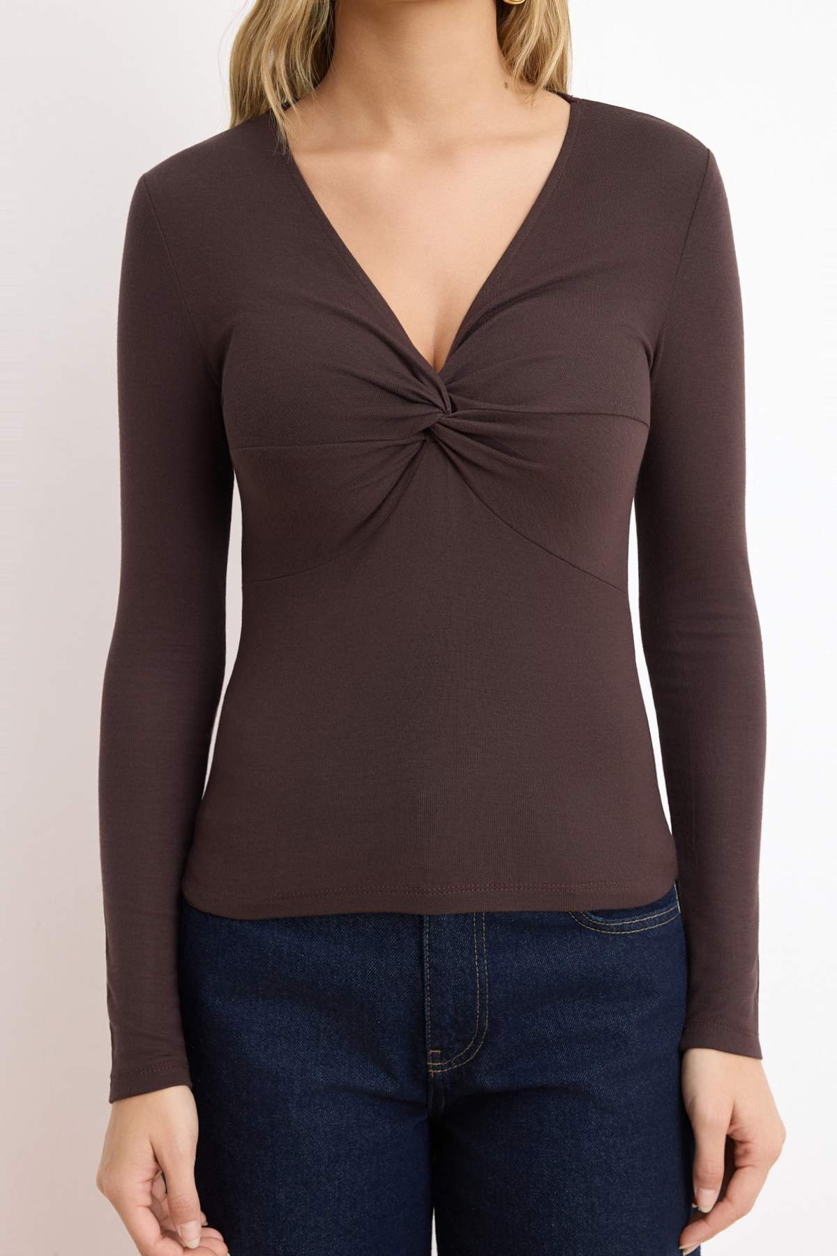 Trendyolmilla  Kahverengi Regular/Normal Kalıp V Yaka Kısa Kollu Yumuşak Örme Bluz TWOSS26BZ00641 - Görsel 3