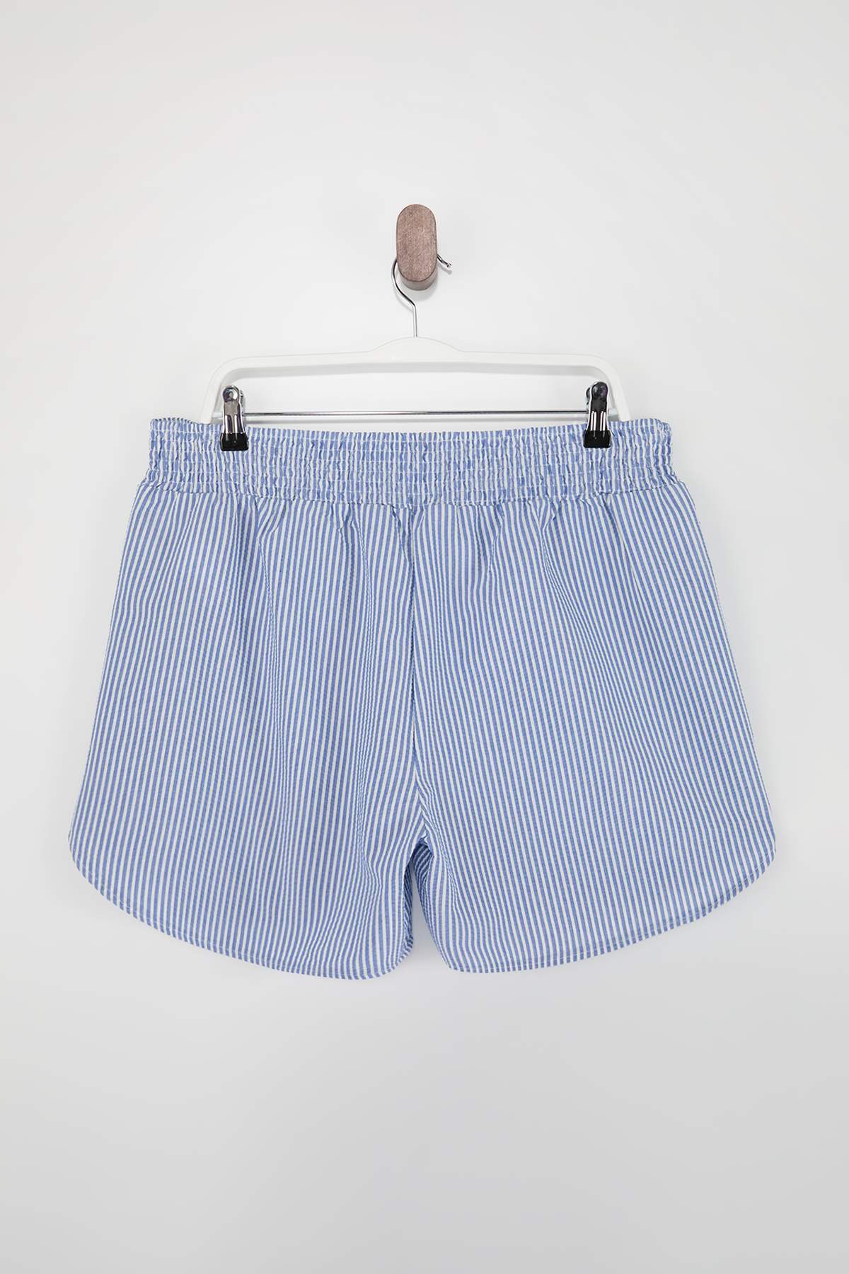 Trendyolmilla  Plaj Giyim Mavi Çizgili Gofre Dokulu Kumaş Büyük Beden Plaj Şortu TBBSS26AP00007 - Görsel 4