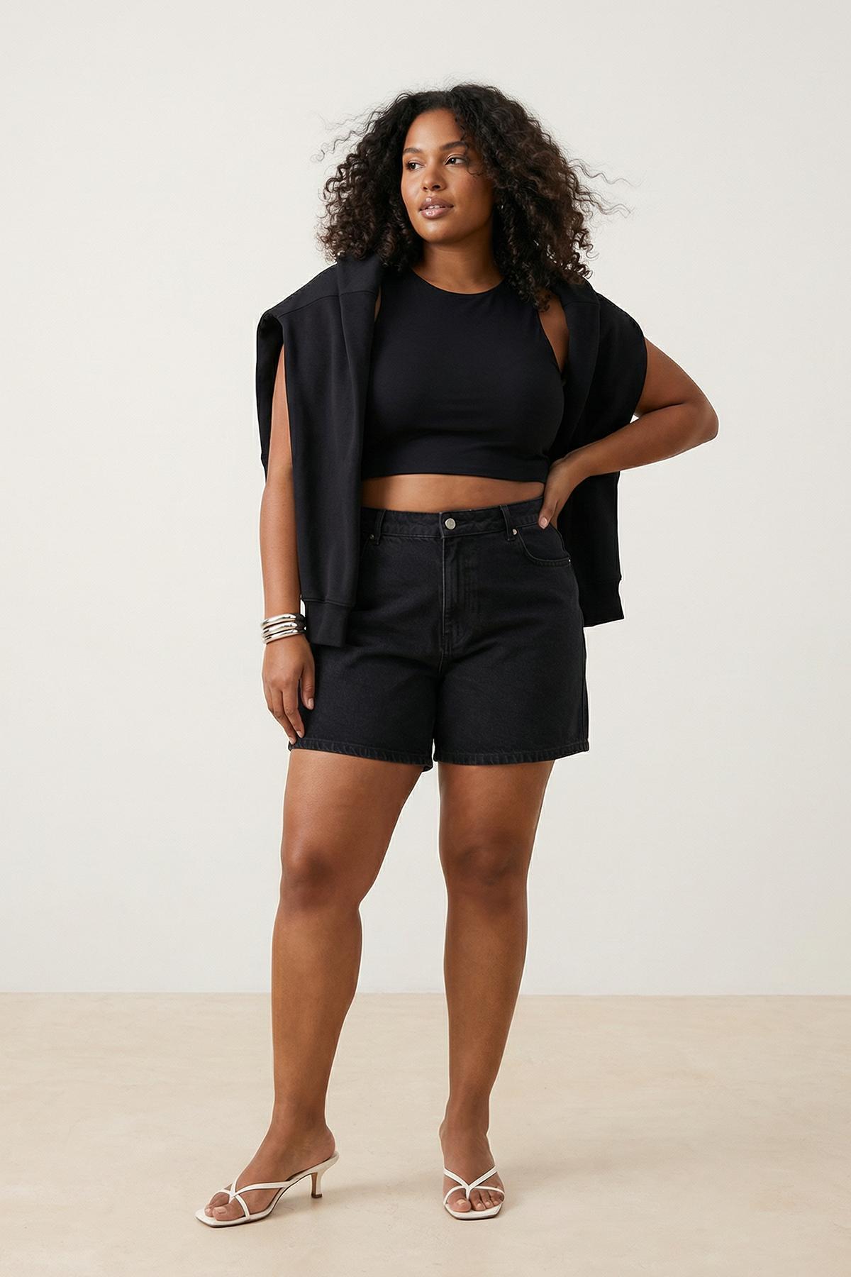 Trendyolmilla  Siyah Lastikli Yüksek Bel Mini %100 Pamuk Non-Stretch Büyük Beden Denim Şort TBBSS26AP00010 - Görsel 3