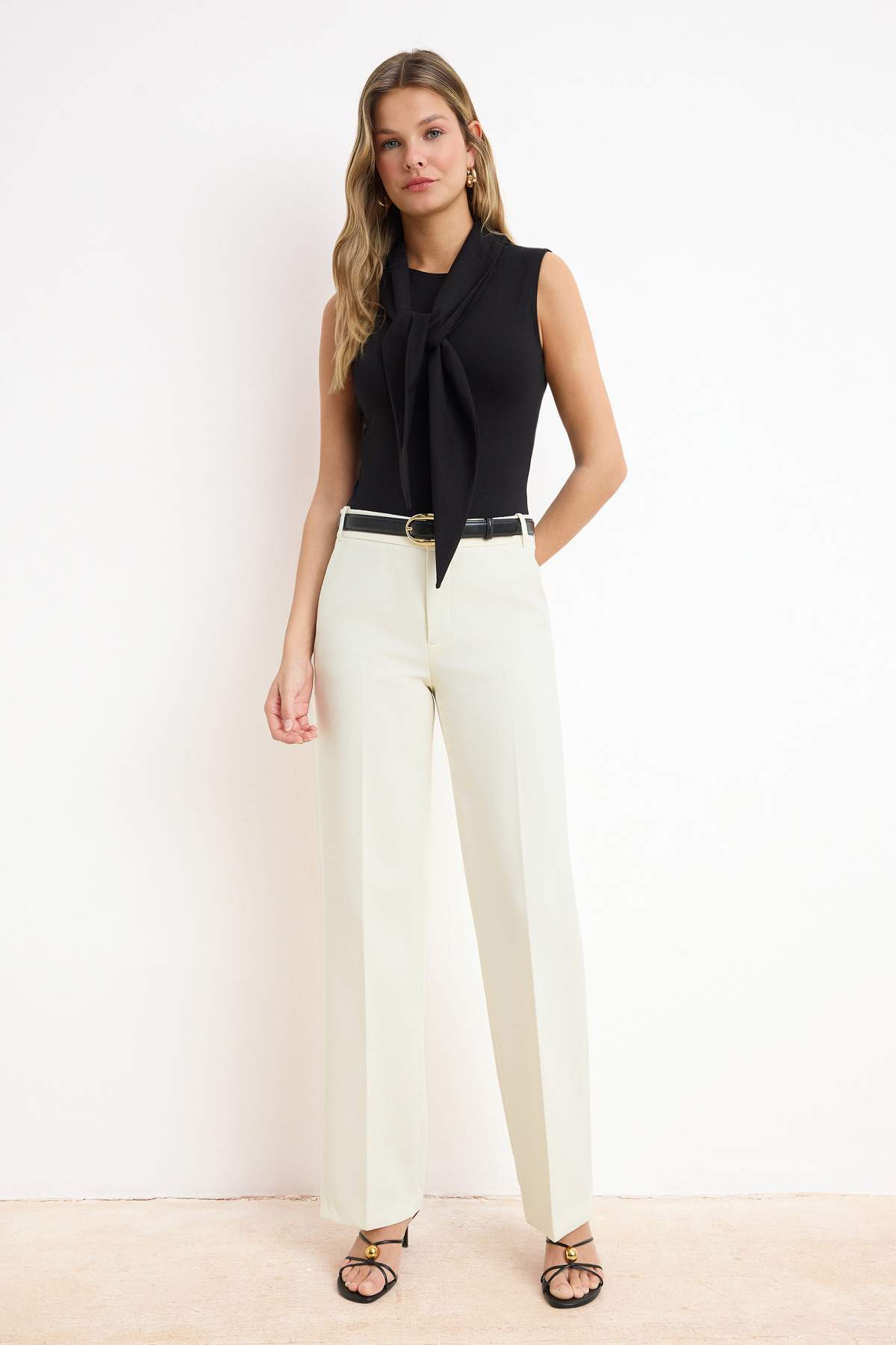 Trendyolmilla  Siyah Fitted/Vücuda Oturan Kolsuz Bağlama Detaylı Crop/Kısa Pamuklu Esnek Örme Bluz TWOSS26BZ00110 - Görsel 2