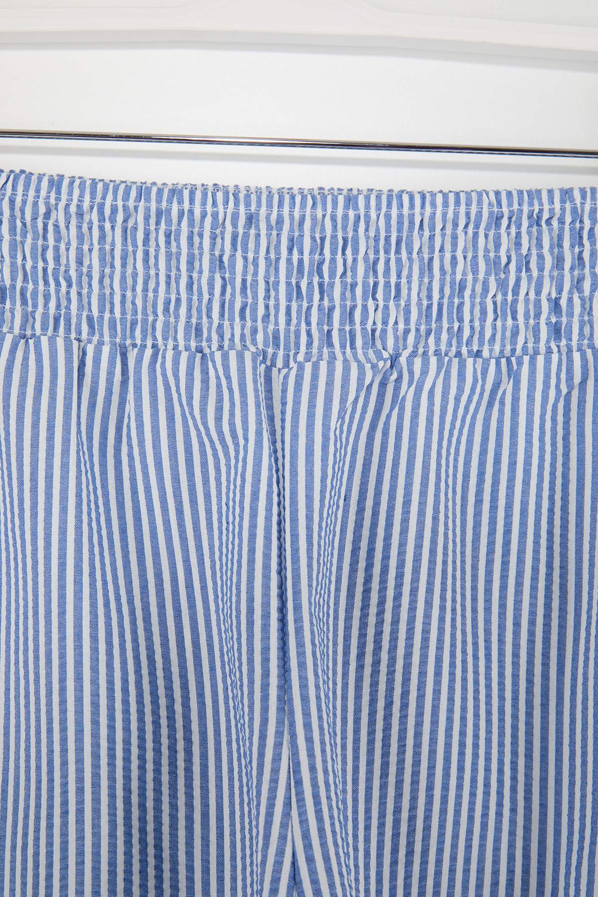 Trendyolmilla  Plaj Giyim Mavi Çizgili Gofre Dokulu Kumaş Büyük Beden Plaj Şortu TBBSS26AP00007 - Görsel 2