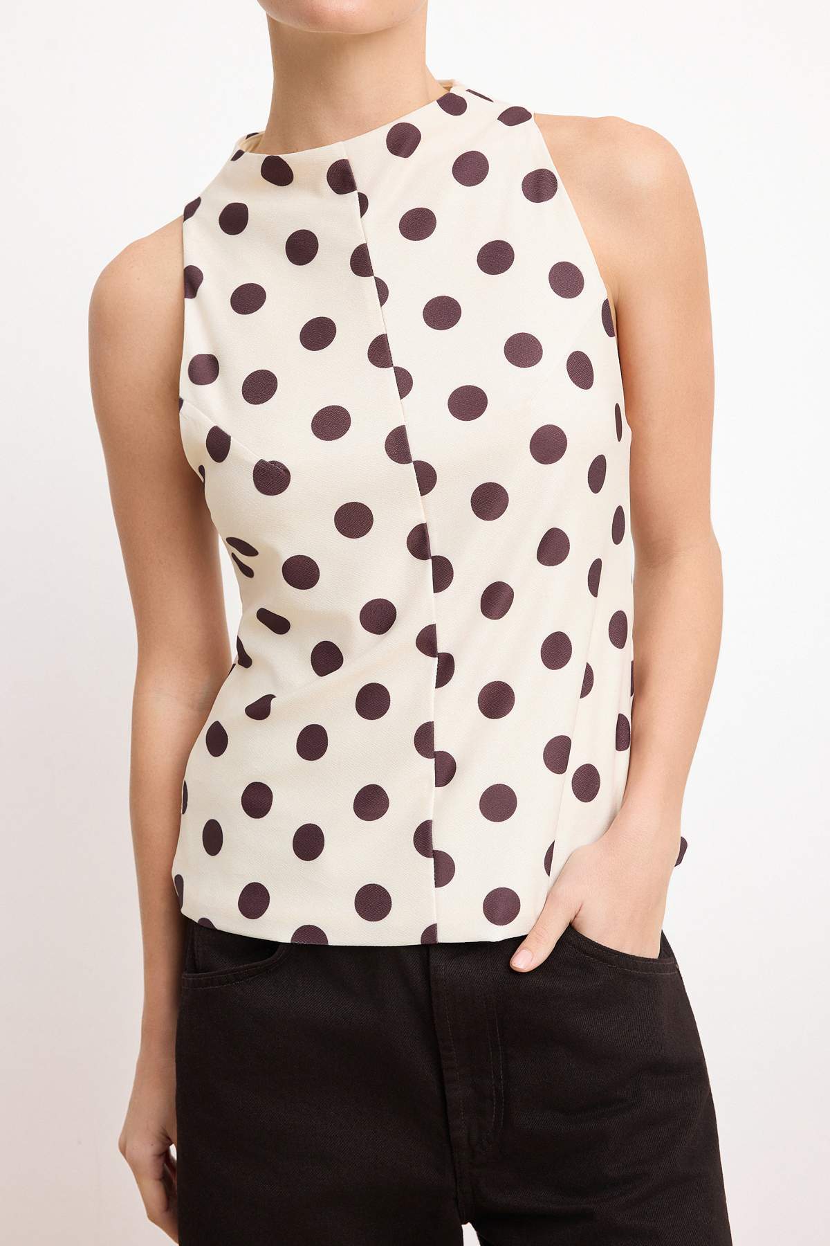 Trendyolmilla  Ekru Puantiyeli Fitted Bisiklet Yaka Kolsuz Volanlı/Fırfırlı Saten Örme Bluz TWOSS26BZ00430 - Görsel 3