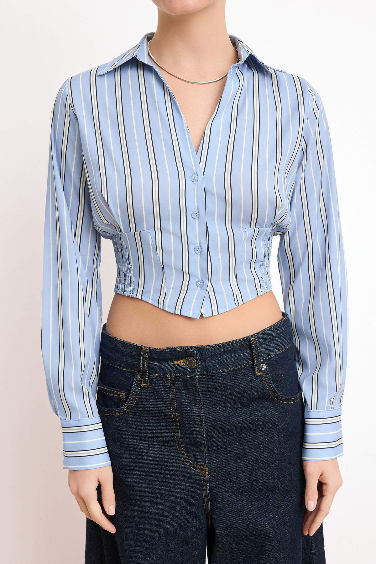 Trendyolmilla  Mavi-Çok Renkli Çizgili Bedene Oturan Gipe Detaylı Crop Gömlek TWOSS26GO00108 - Görsel 3