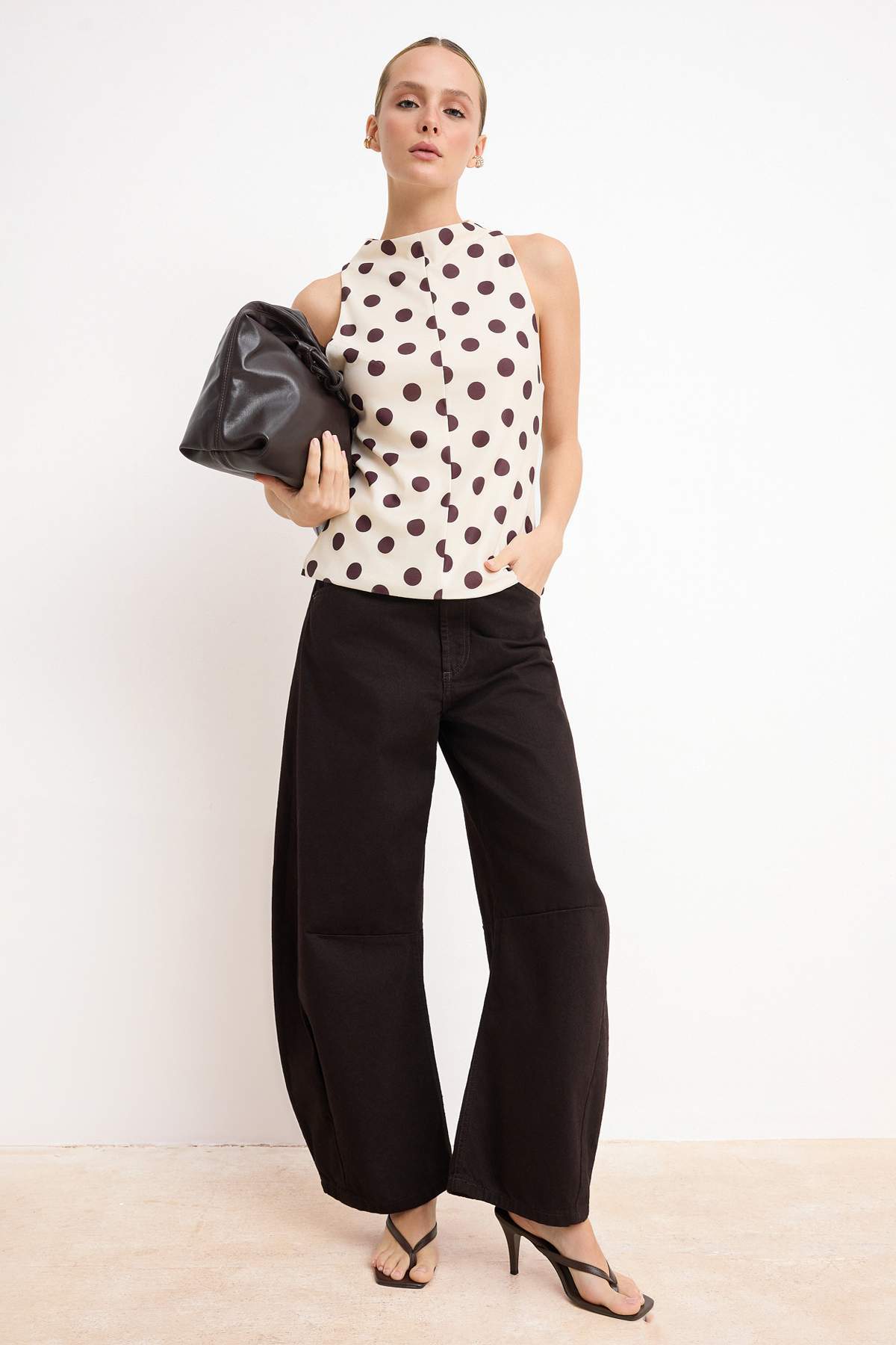 Trendyolmilla  Ekru Puantiyeli Fitted Bisiklet Yaka Kolsuz Volanlı/Fırfırlı Saten Örme Bluz TWOSS26BZ00430 - Görsel 2