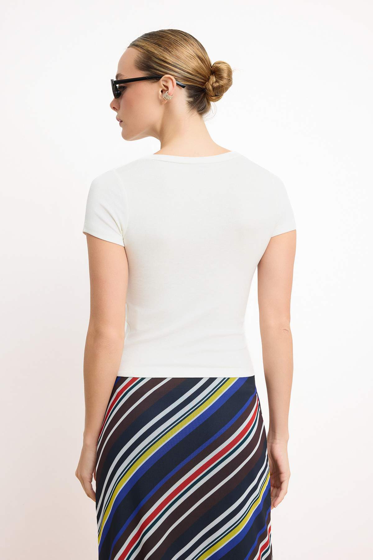 Trendyolmilla  Ekru*001 Fitted/Vücuda Oturan Kısa Kollu Pamuk Ribana Örme T-Shirt TWOSS26TS00126 - Görsel 3