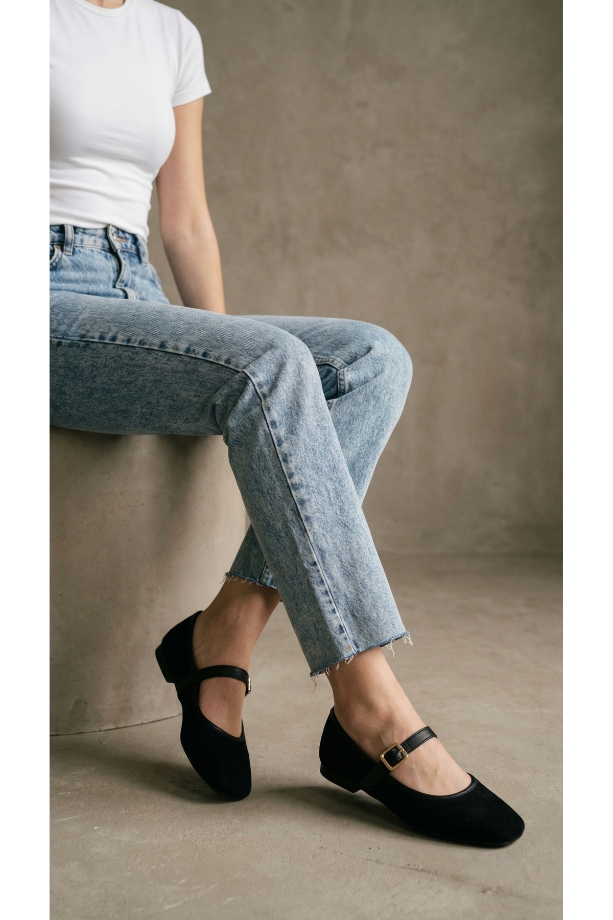 حذاء ماري جين نسائي من الجلد السويدي الأسود بإبزيم...