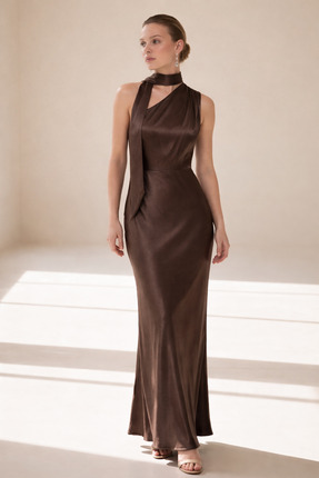 Setre Sütlü Kahve Yaka Detaylı Belden Oturtmalı Tam Kalıp Uzun Elbise