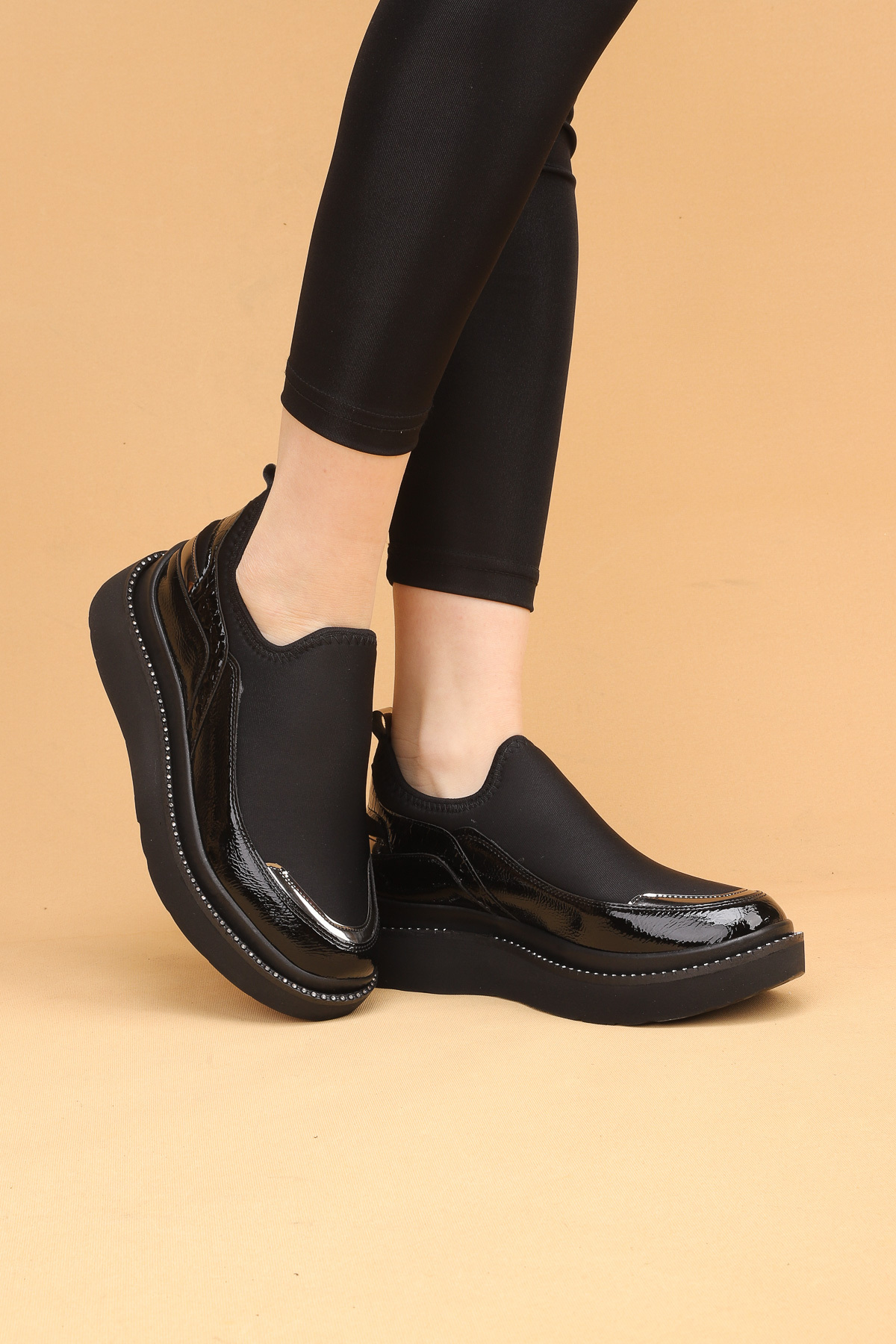 Nilsa Shoes Kadın Siyah Renkli Taşlı Detaylı Yüksek Tabanlı Yürüyüş Ayakkabısı Sneakers görsel 2