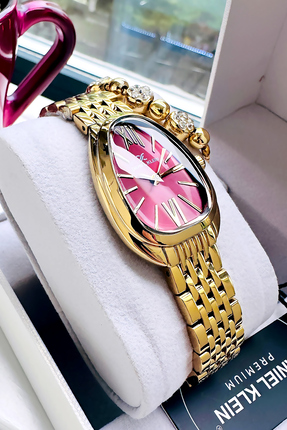 Daniel Klein Üçgen Kasa Kadın Kol Saati 3 Atm Su Geçirmez Bordo Renk Çelik Ko...