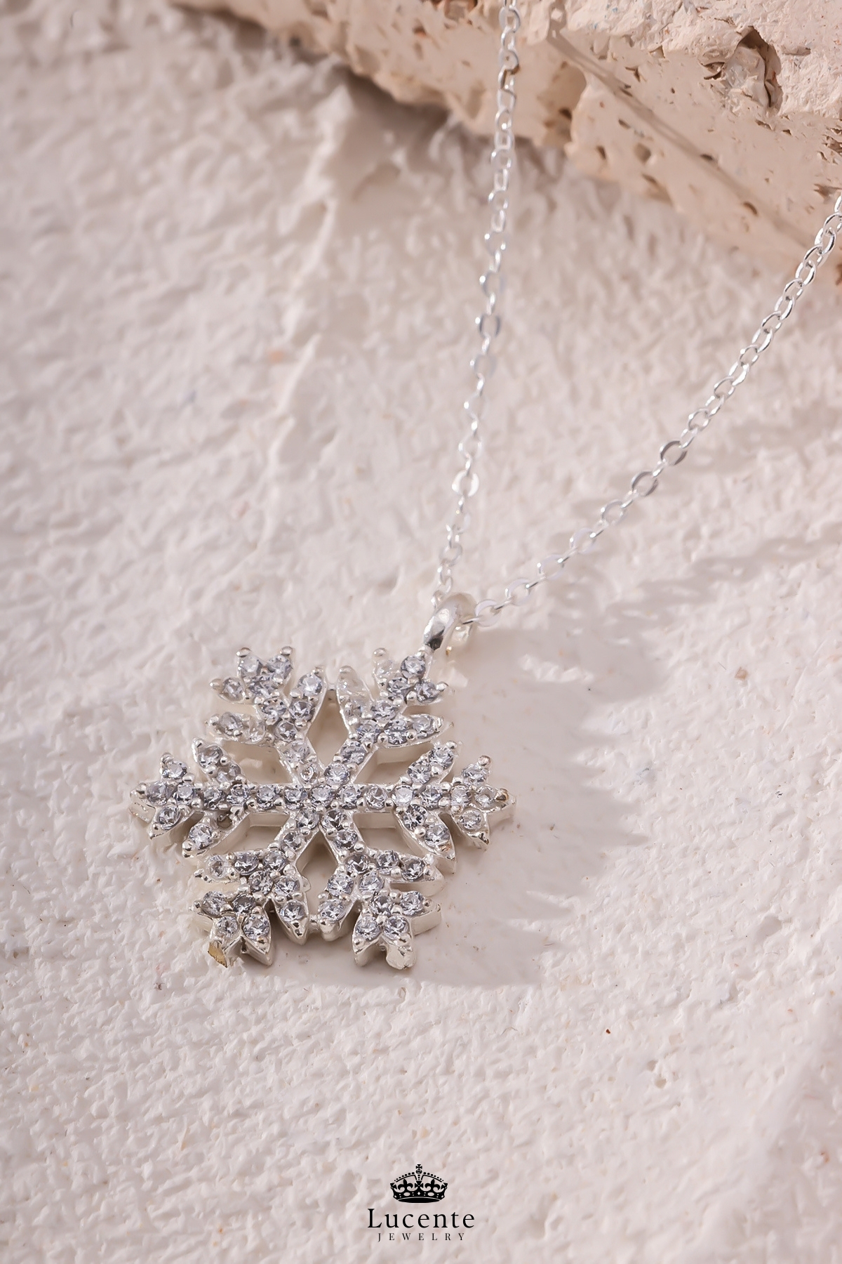 Lucente Jewellery 925 Ayar Kar Tanesi Hediyelik Özel Gün Hediyesi 45 Cm Zincirli Kararma Karşıtı Rodyum Güçlendirmeli Gümüş Yeni Başlangıçlar Saflık Güzellik ve Zarafetin Simgesi Beyaz Taşlı Kartanesi Şık Kadın Kolye görsel 4