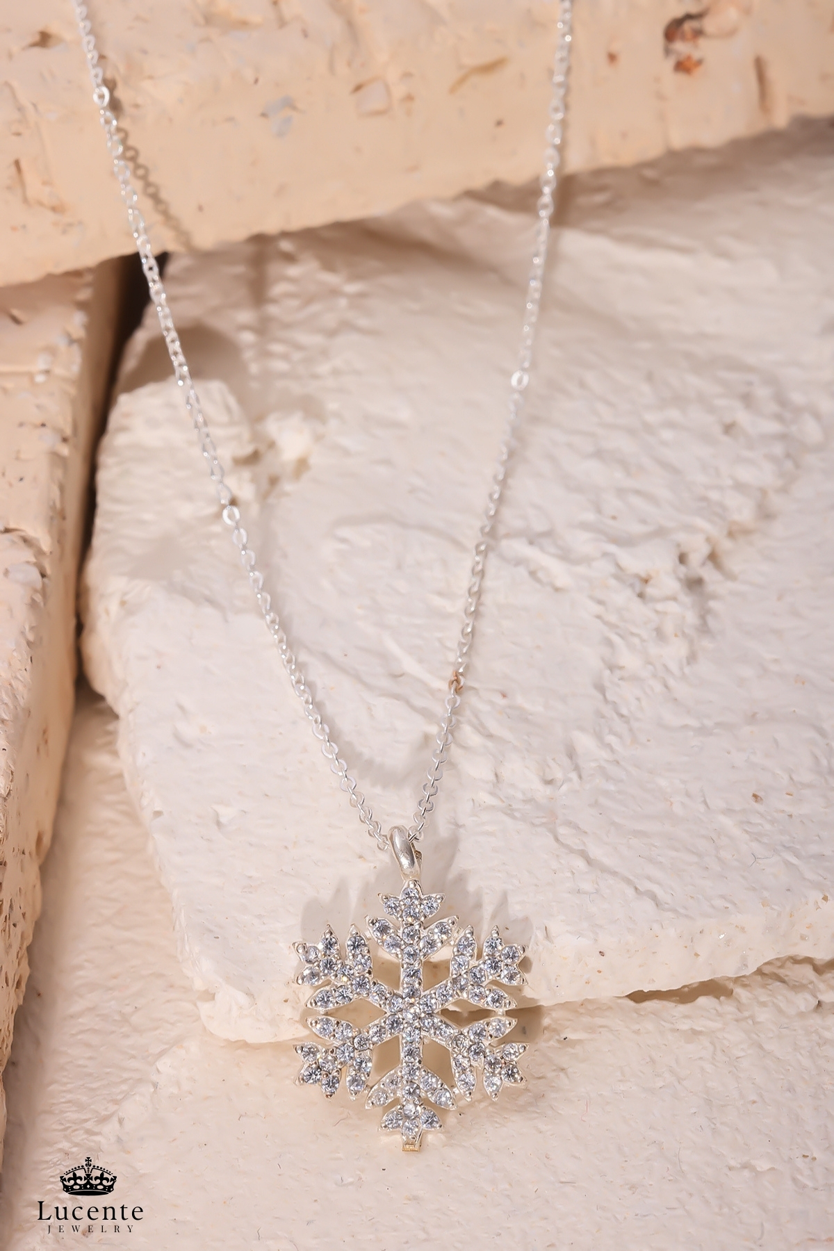 Lucente Jewellery 925 Ayar Kar Tanesi Hediyelik Özel Gün Hediyesi 45 Cm Zincirli Kararma Karşıtı Rodyum Güçlendirmeli Gümüş Yeni Başlangıçlar Saflık Güzellik ve Zarafetin Simgesi Beyaz Taşlı Kartanesi Şık Kadın Kolye görsel 7