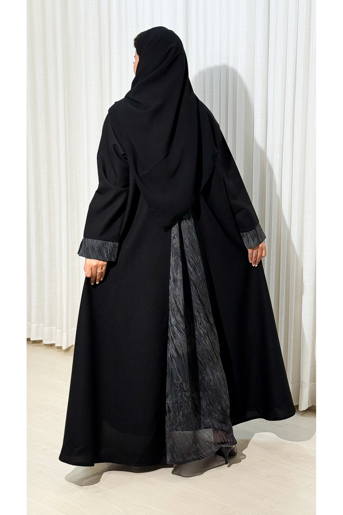 عباية صيفي كتان أسود بقصة نص كلوش مع كسرة خلفية شي...