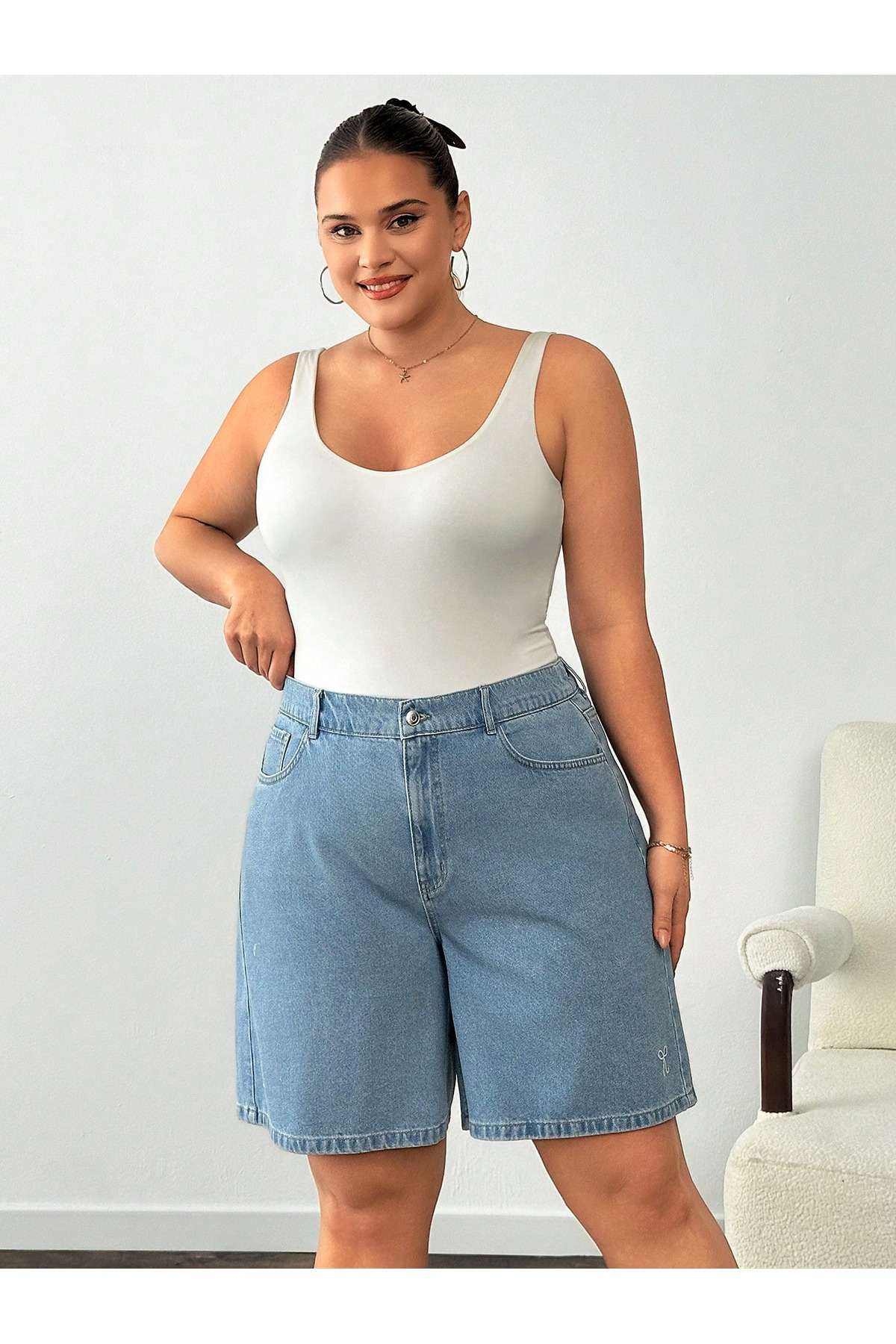 connemara  Jeans Kadın Mavi Battal Denim Şort – Yüksek Bel Rahat Kalıp Günlük Jean Şort - Görsel 3
