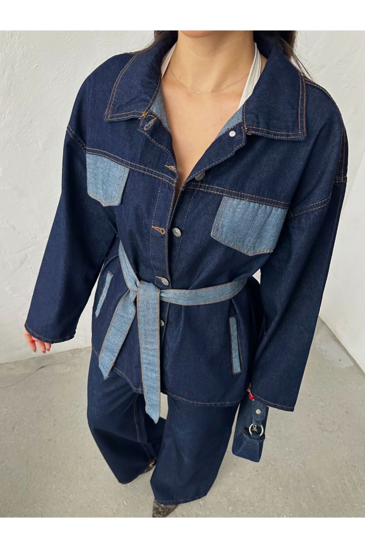 Ensemble en jean bleu marine à col chemise et détail ceinture pour femme - Görsel 7