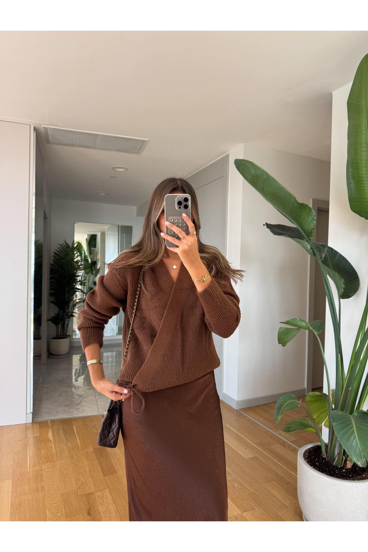 MERVE AKSOY  Kruvaze Bağlamalı Triko Hırka - Kahve - Görsel 2