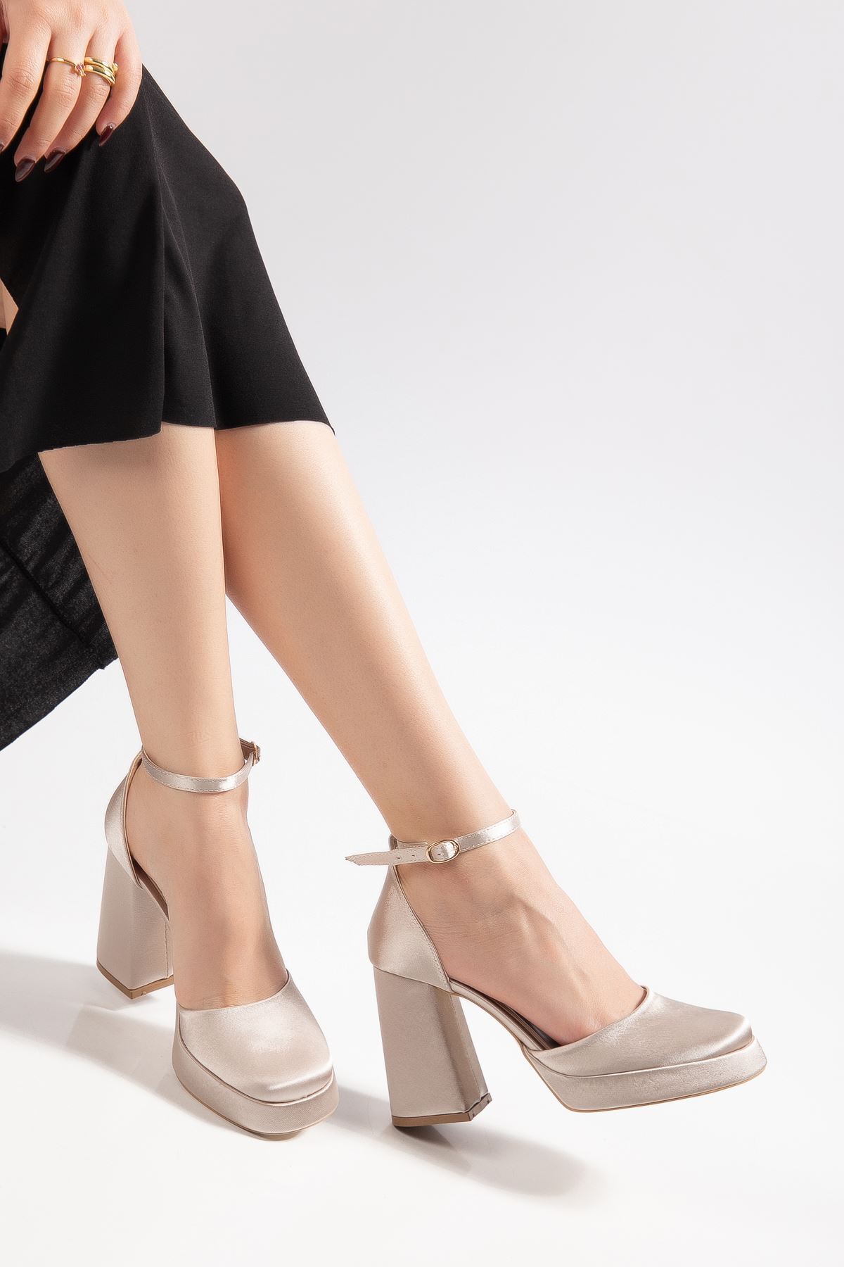Hayalimdeki Ayakkabı  Migo Kadın Krem Saten Platformlu Kapalı Burunlu Kalın Topuklu Ayakkabı