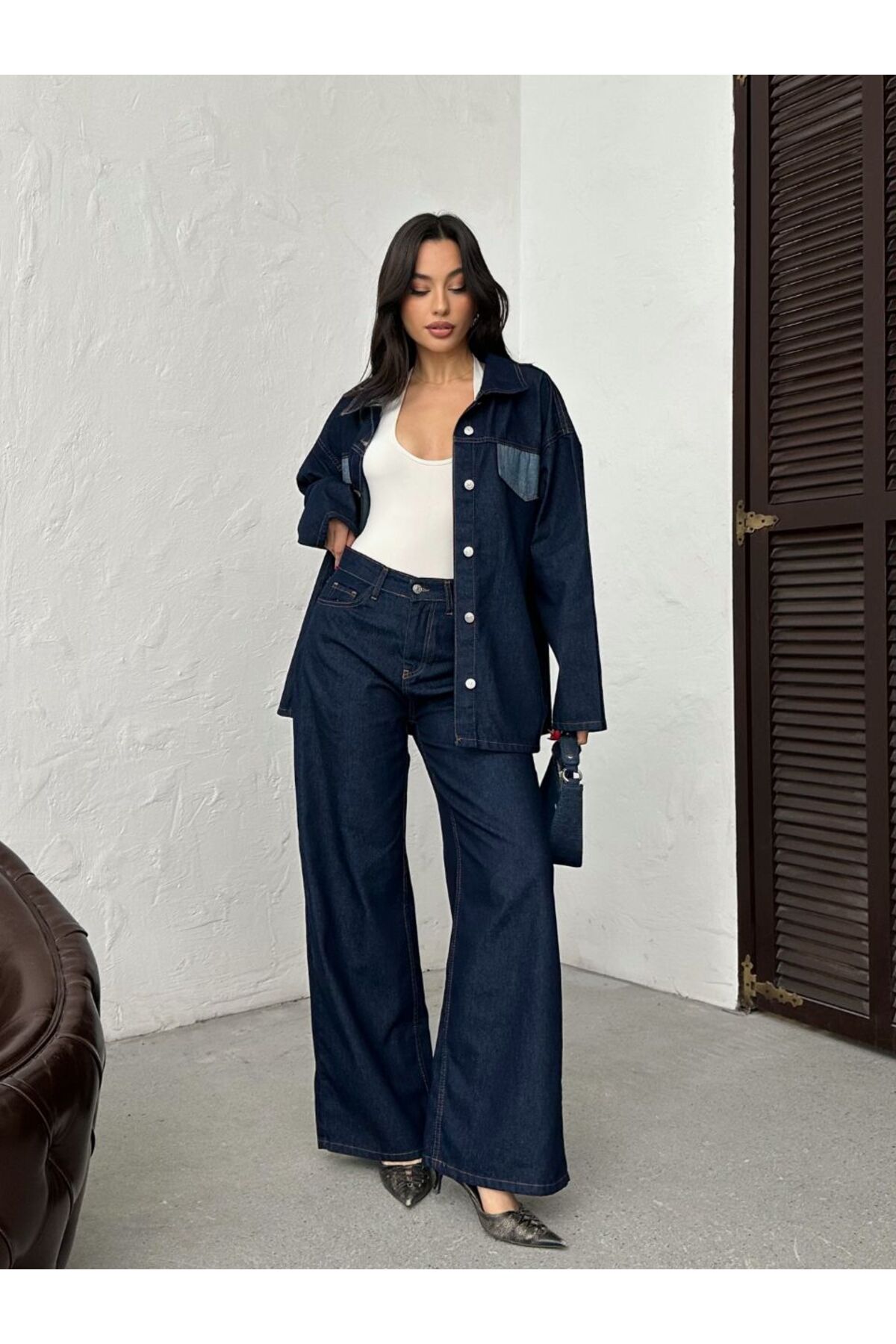 Ensemble en jean bleu marine à col chemise et détail ceinture pour femme - Görsel 8