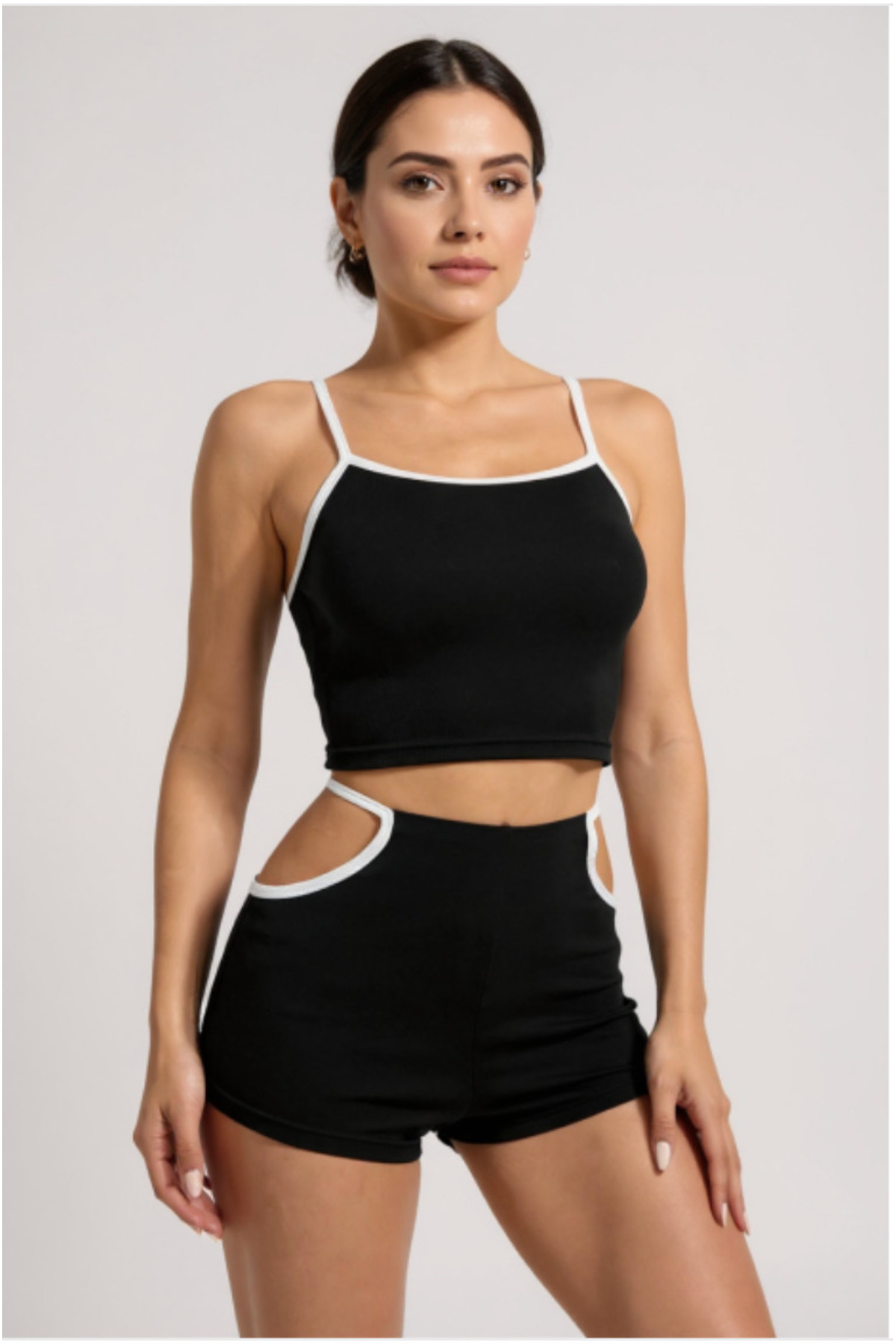 Vielove Kadın Siyah Beyaz Şortlu Cut-Out Detaylı Gecelik Takımı –Konforlu ve Günlük Kombinlere Uygun