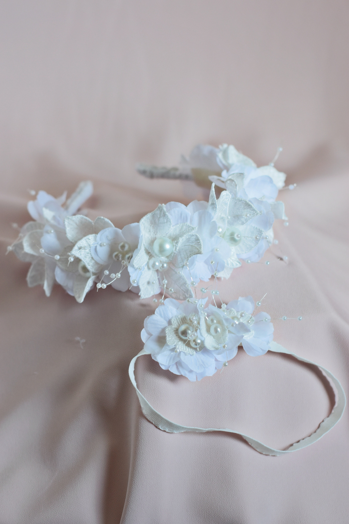 ROYAL ROX Beyaz Lohusa Anne Tacı ve Yenidoğan Bebek Saç Bandı Seti – İnci Detaylı Çiçekli Taç fotoğrafı 2 (önizleme)