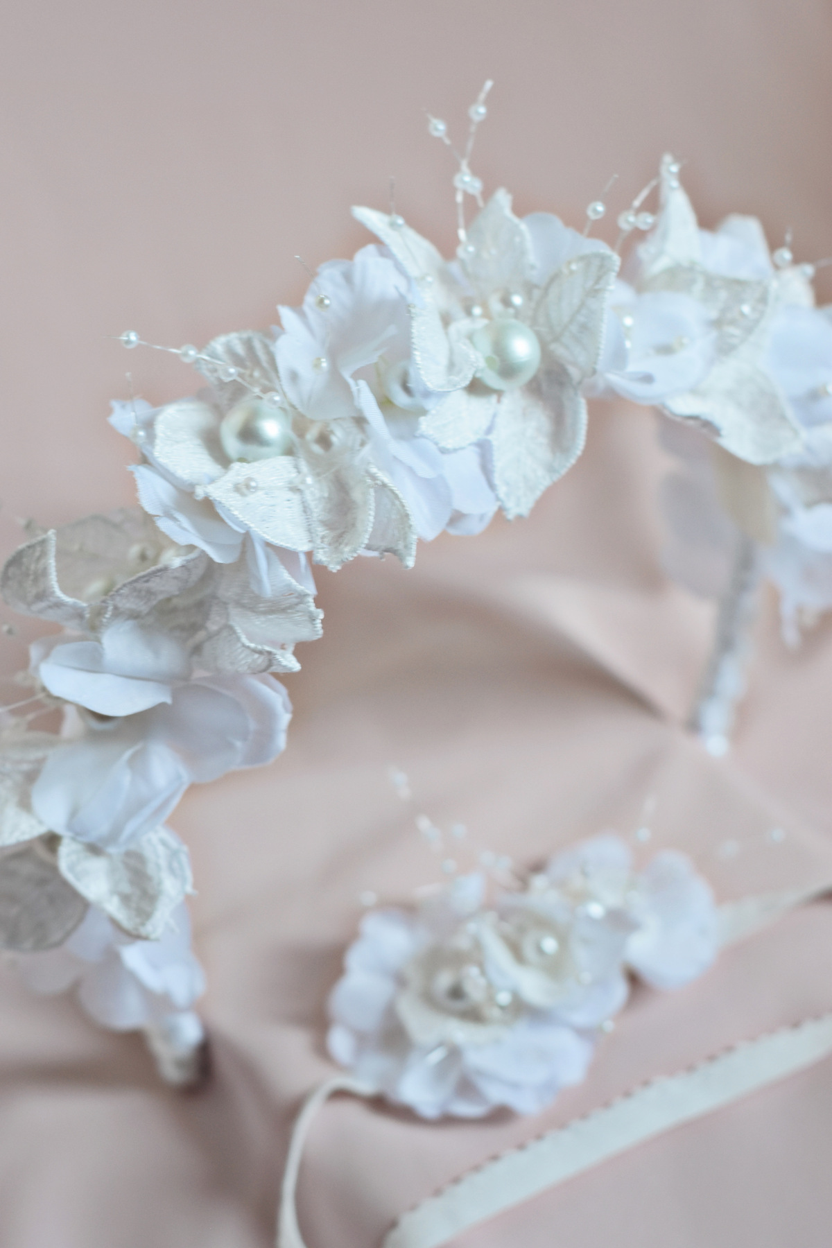 ROYAL ROX Beyaz Lohusa Anne Tacı ve Yenidoğan Bebek Saç Bandı Seti – İnci Detaylı Çiçekli Taç fotoğrafı 4 (önizleme)