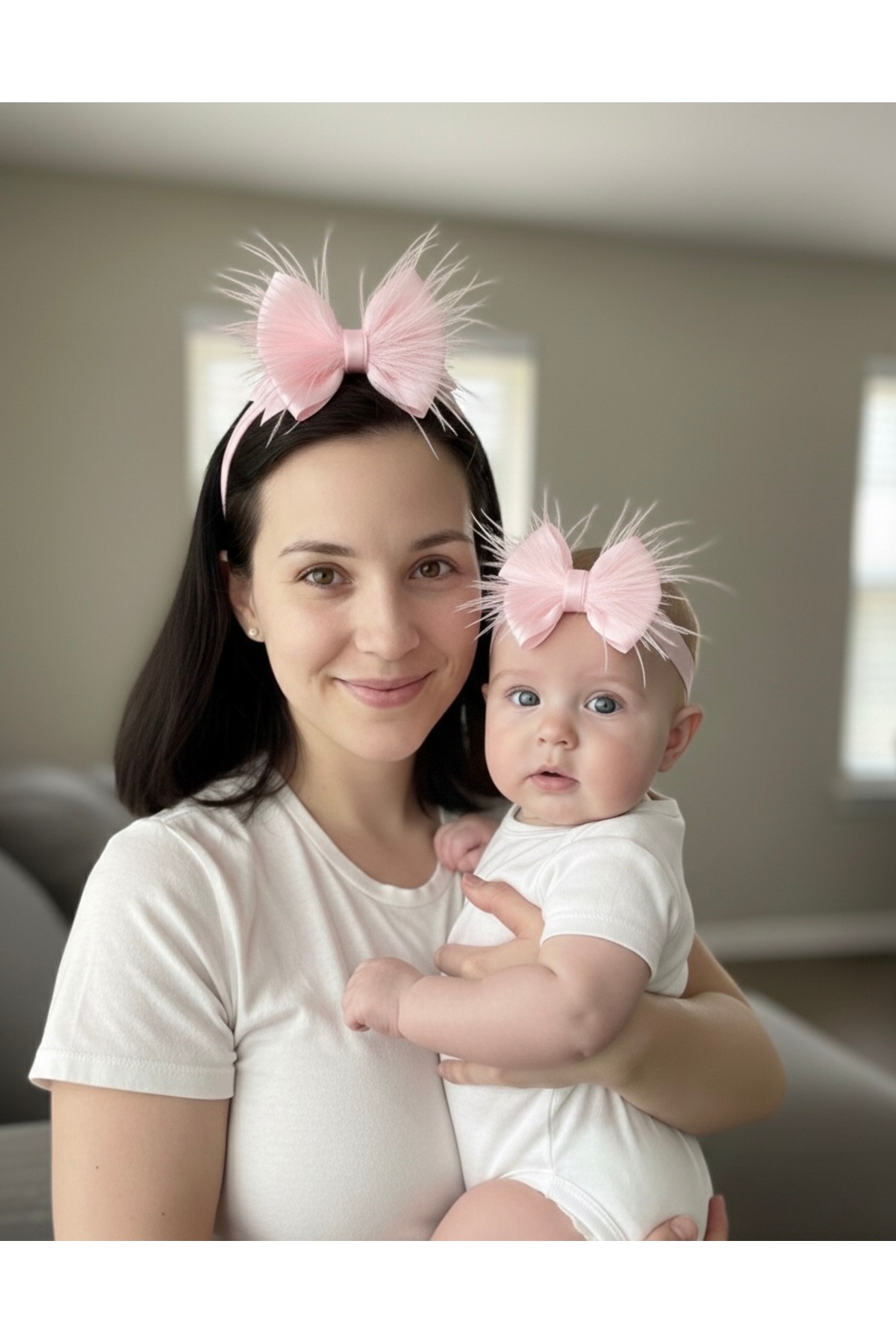 Loyen Design Tüylü Fiyonklu Anne Lohusa Tacı ve Bebek Bandana Seti – Doğum Sonrası Anne Bebek Aksesuar Seti fotoğrafı 2 (önizleme)