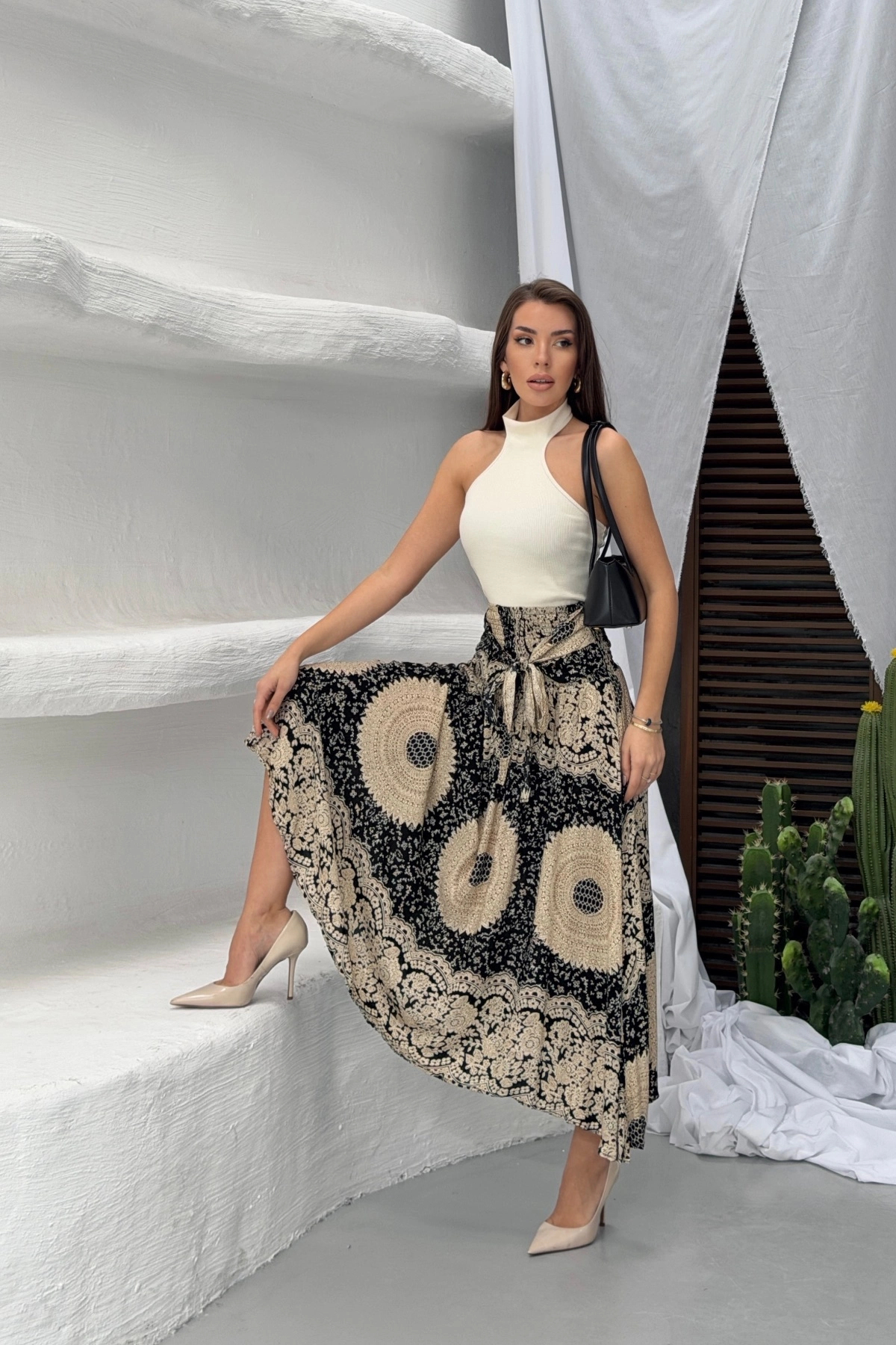 Lusin  Kadın Siyah Yüksek Bel Bağlama Detaylı Şık Etnik Desenli Asimetrik Kesim Midi Etek - Görsel 4