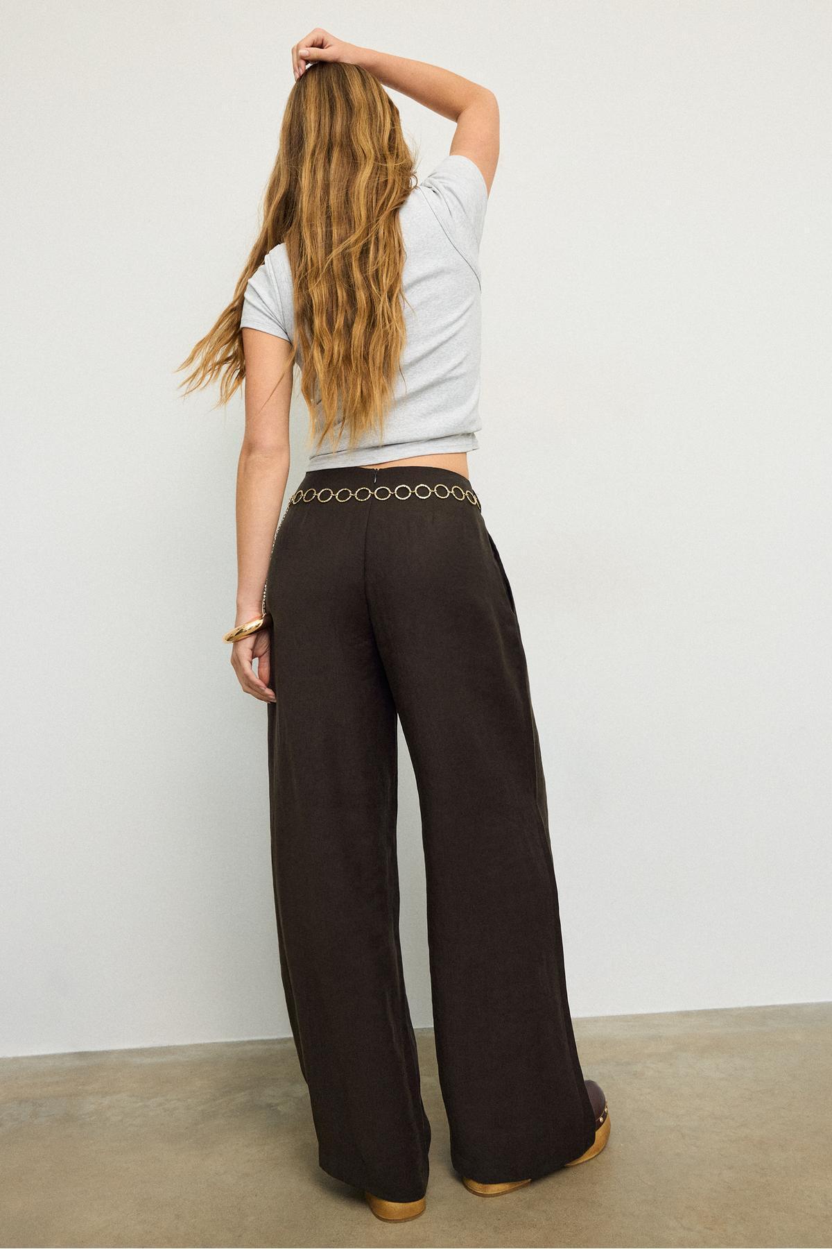 Stradivarius  Zincir detaylı liyosel pensli pantolon - Görsel 5