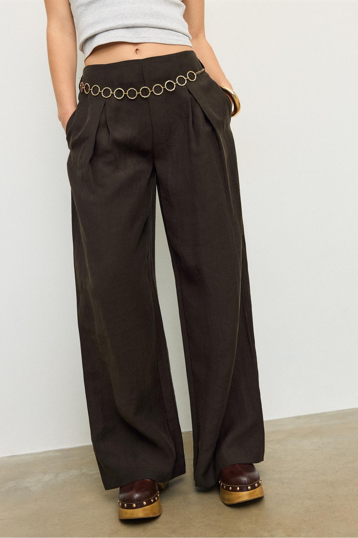 Stradivarius  Zincir detaylı liyosel pensli pantolon - Görsel 3