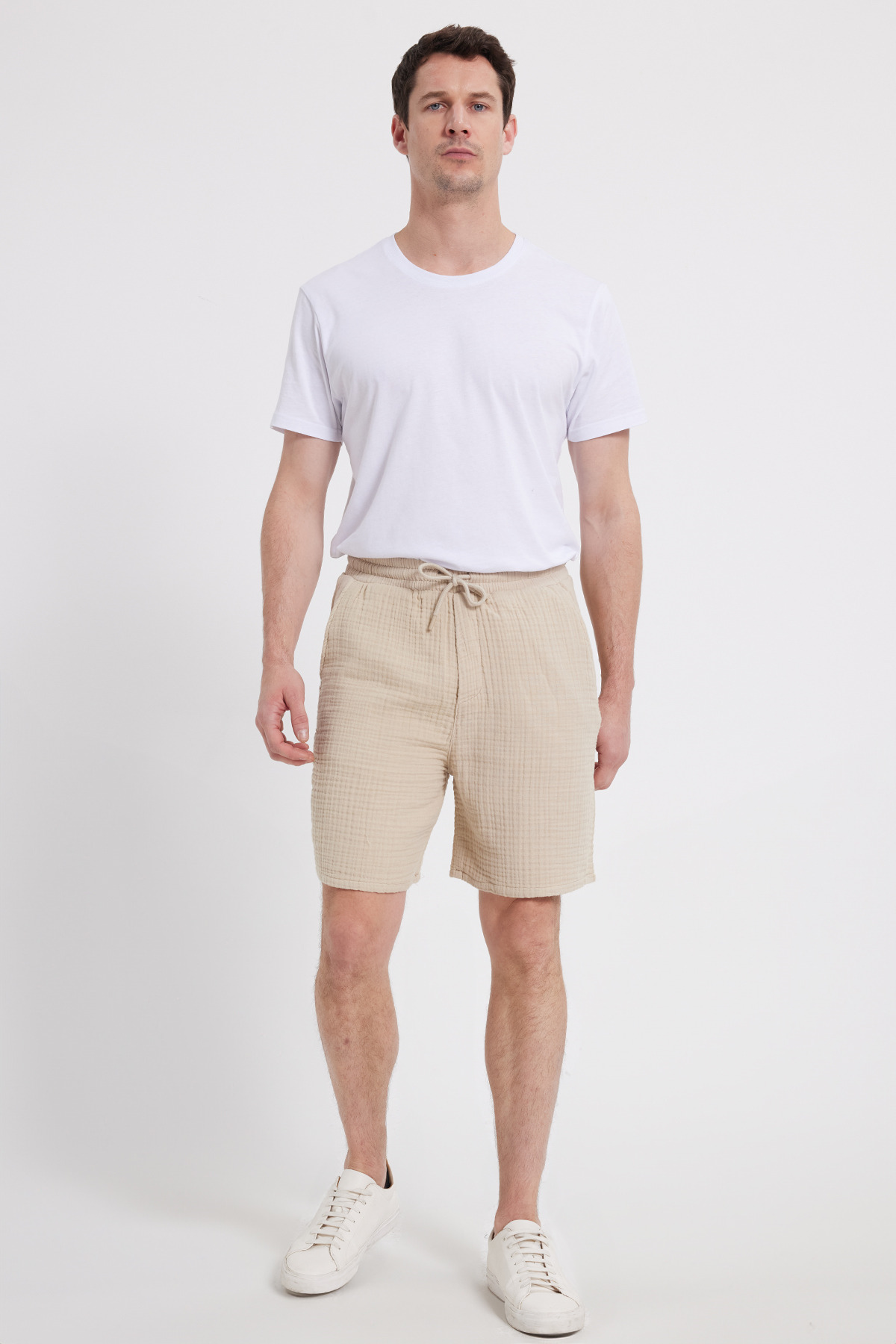 Tudors  Erkek Regular Fit Rahat Kesim Müslin %100 Pamuk Beli Lastikli Cepli Bağcıklı Bej Şort - Görsel 4
