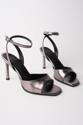 NOBLE TREAD SHOES Kadın Çapraz Bantlı 9 CM İnce Ökçeli Topuklu Sandalet – Bil...
