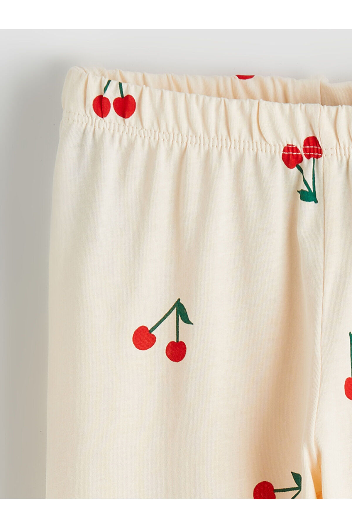 LC Waikiki Elsiva Collection Ekru Kiraz Desenli Kız Çocuk Şortlu Pijama Takımı fotoğrafı 7 (önizleme)