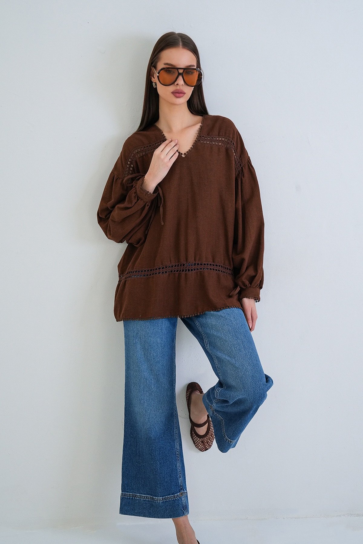 Trend Alaçatı Stili Brown V-Neck Scallop Embroidered Comfortable Fit Linen Blouse Alc-X15374