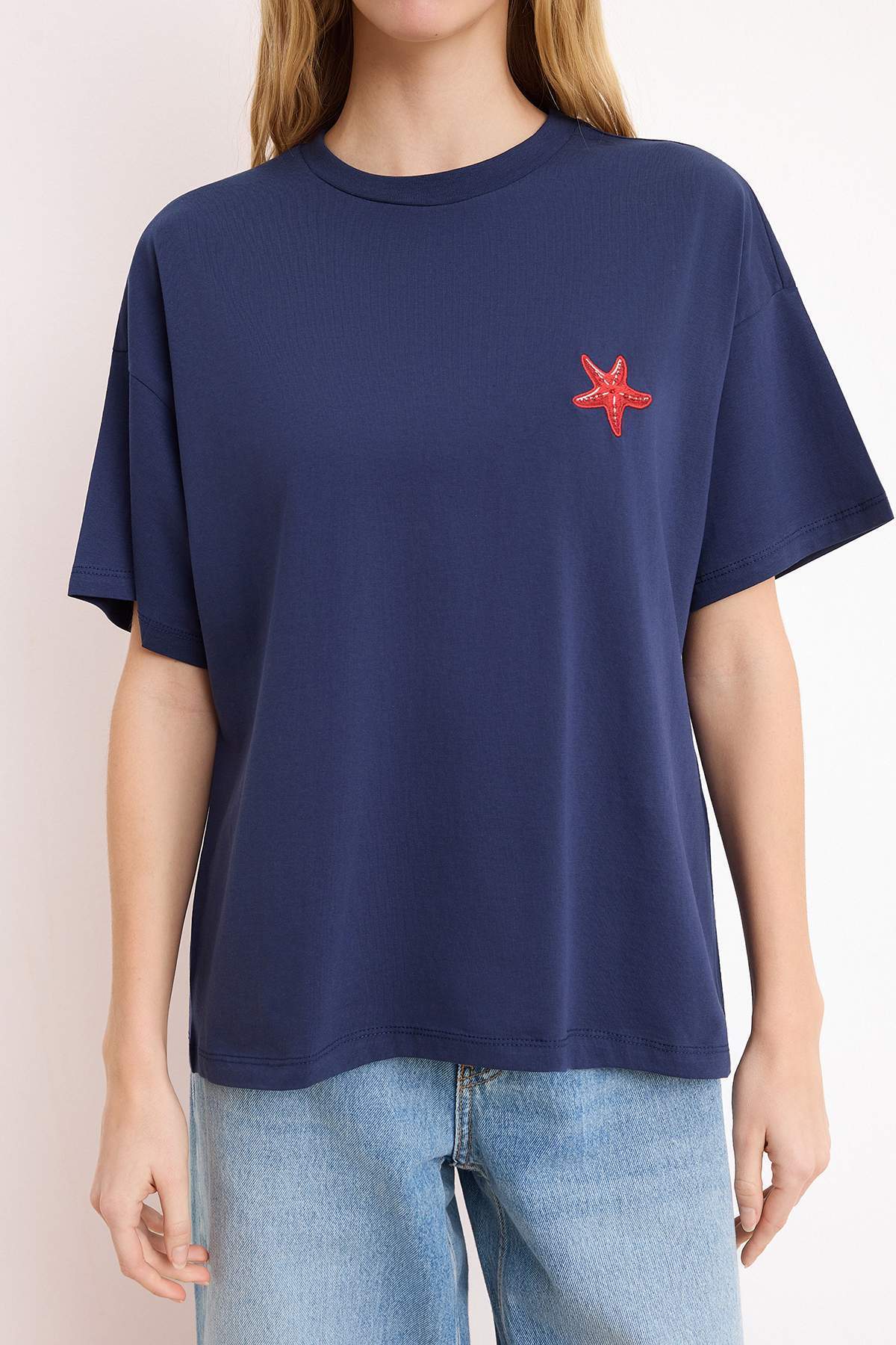 Trendyolmilla  Lacivert %100 Pamuk Nakışlı Oversize/Geniş Kalıp Bisiklet Yaka Örme T-Shirt TWOSS24TS00102 - Görsel 3