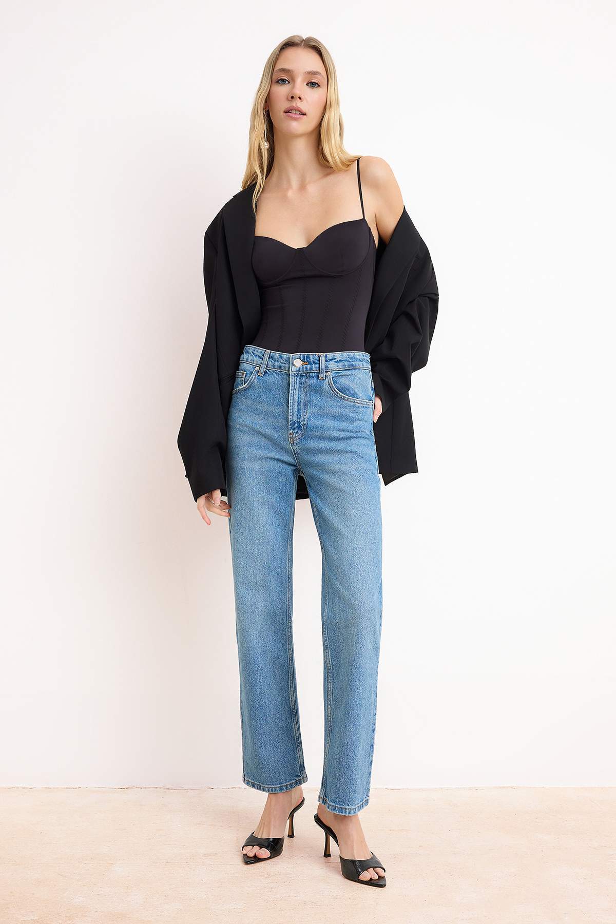 Trendyolmilla  Mavi Yüksek Bel Az Esnek Straight Düz Kesim Jeans TWOSS26JE00099