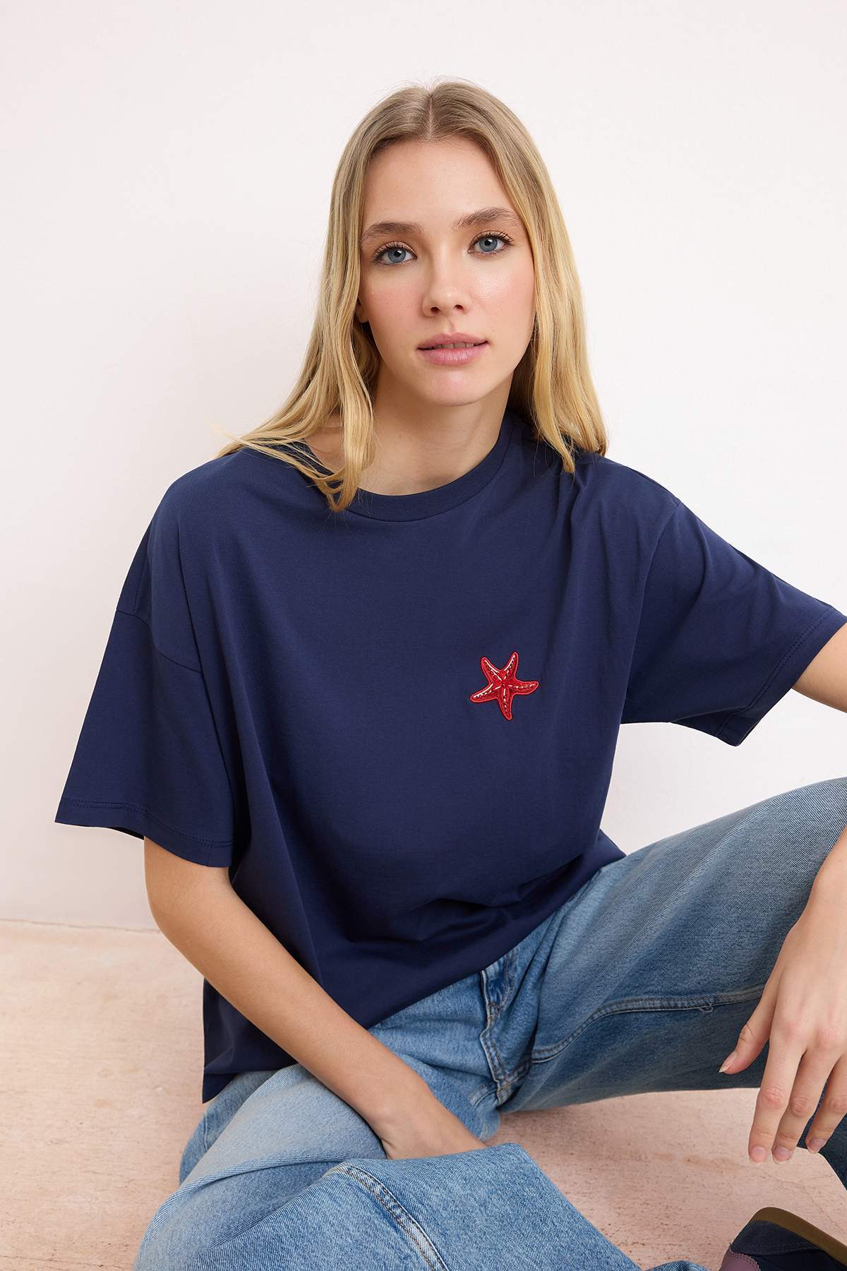 Trendyolmilla  Lacivert %100 Pamuk Nakışlı Oversize/Geniş Kalıp Bisiklet Yaka Örme T-Shirt TWOSS24TS00102