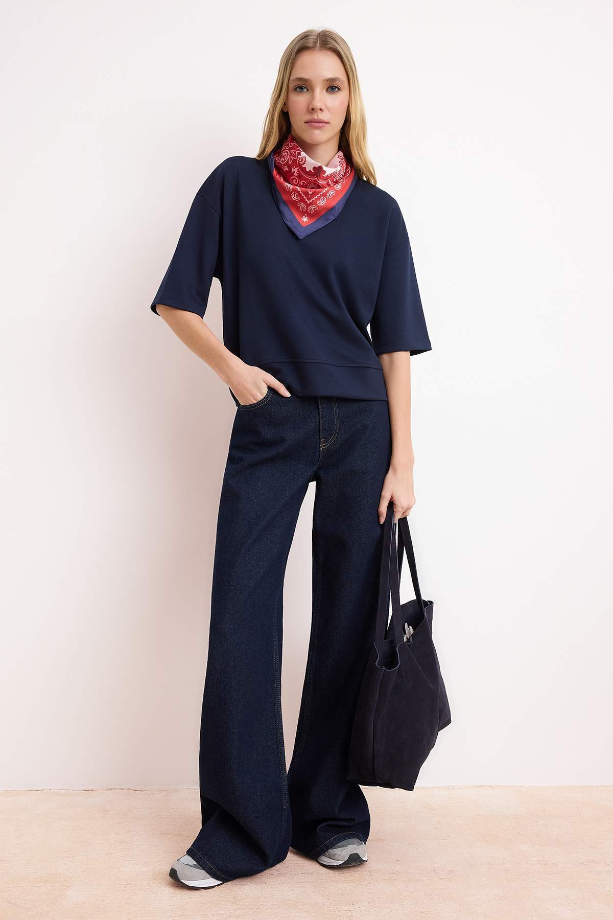 Trendyolmilla  Lacivert Oversize/Geniş Kalıp Düşük Kol Truvakar Soft Touch Örme T-Shirt TWOSS26TS00182 - Görsel 2