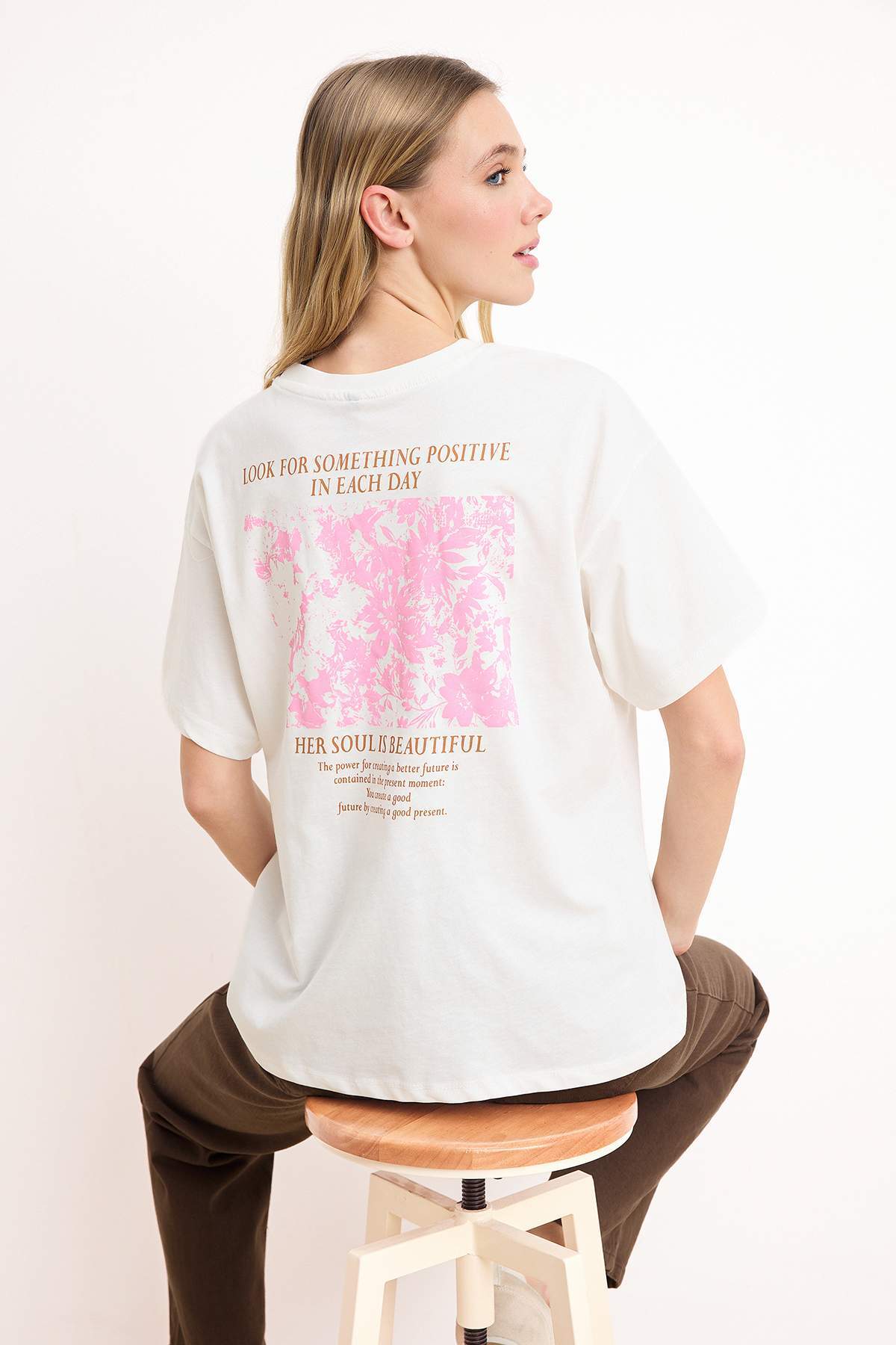 Trendyolmilla Ekru %100 Kalın Pamuklu Ön ve Arka Baskılı Oversize Kalıp Örme T-Shirt TWOSS23TS00269